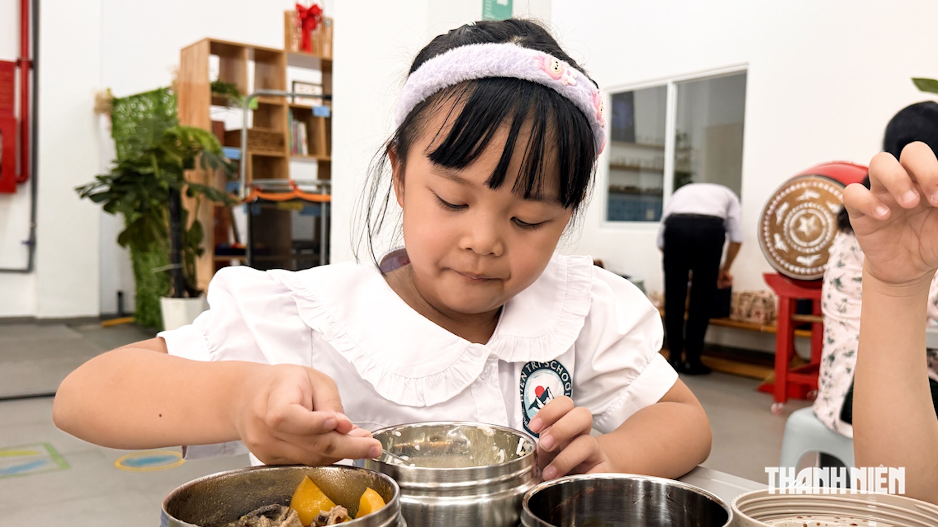 Bữa ăn bán trú tại một trường ở TP.HCM do phụ huynh tự chuẩn bị cho con- Ảnh 1.
