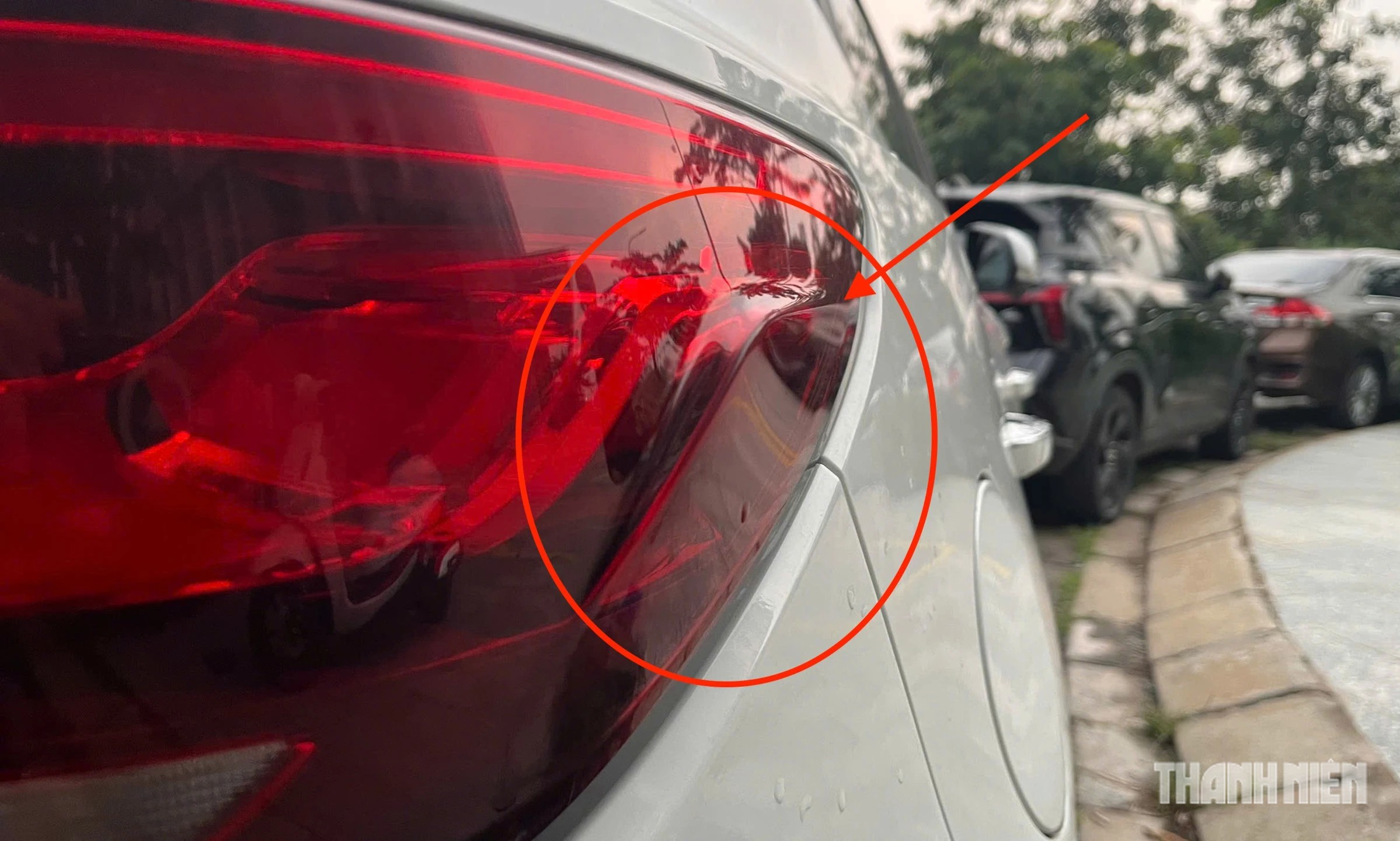 Những đường vây nổi trên đèn hậu ô tô để trang trí hay có tác dụng gì? - Ảnh 1.