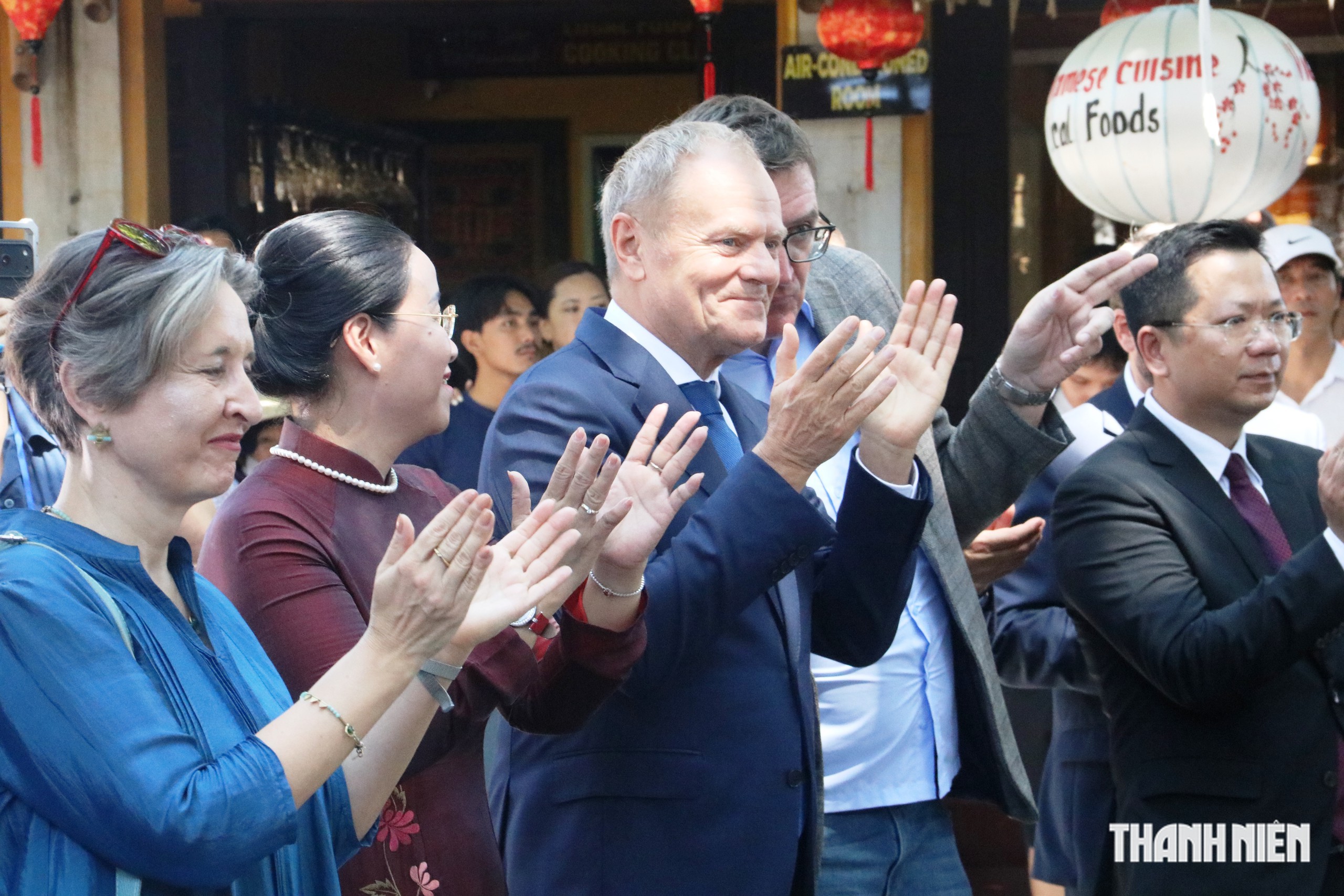 Thủ tướng Ba Lan Donald Tusk tham quan phố cổ Hội An, nghe hát bài chòi- Ảnh 7.