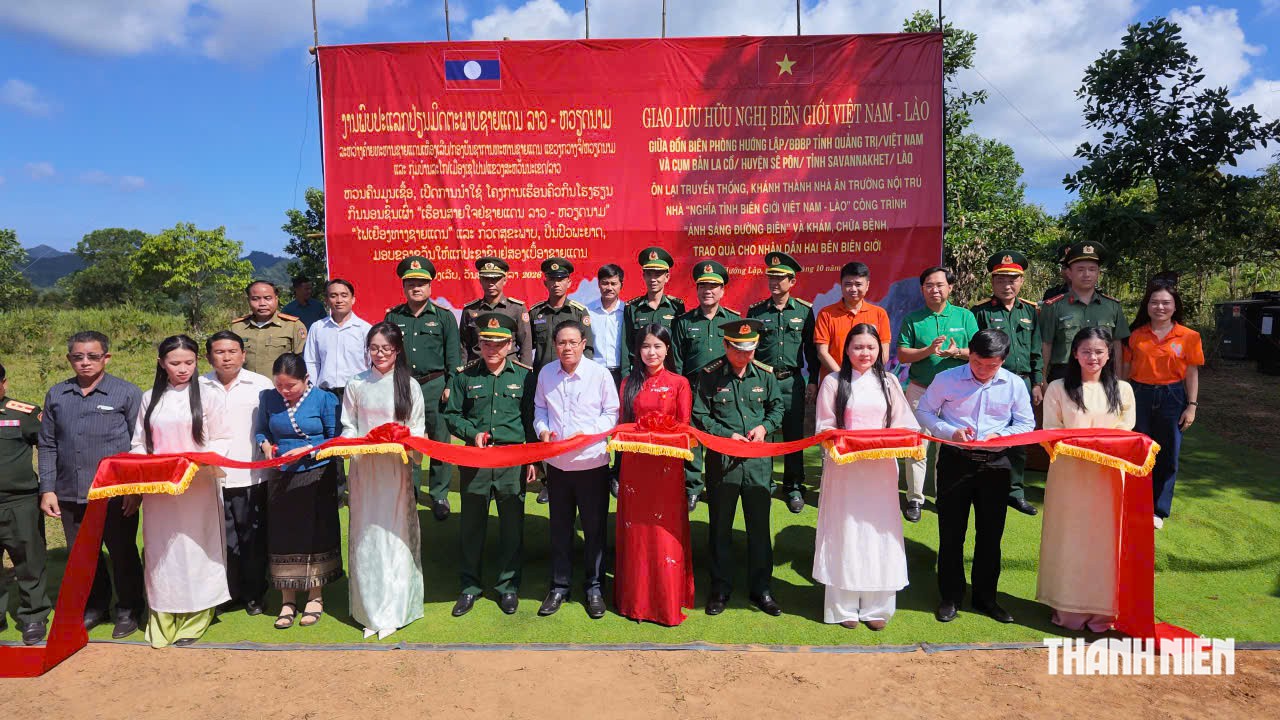 Gallery - 'Theo dấu chân bác sĩ' đến khám bệnh và tặng quà ở biên giới Việt Nam - Lào