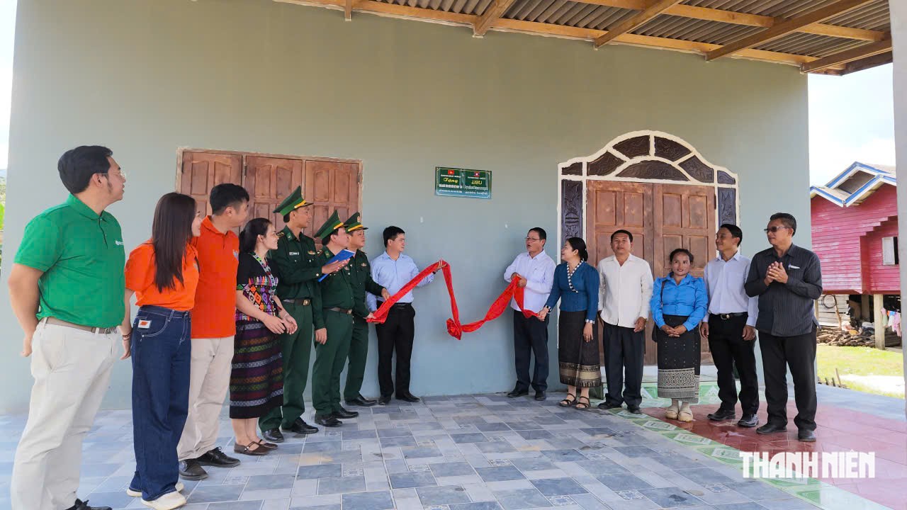 Gallery - 'Theo dấu chân bác sĩ' đến khám bệnh và tặng quà ở biên giới Việt Nam - Lào - image 1