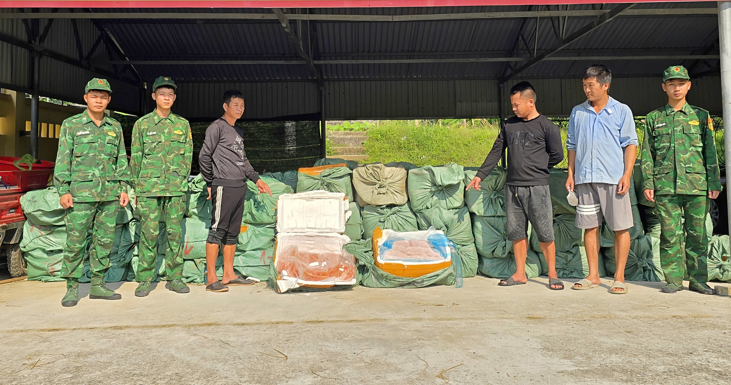 Quảng Ninh: Bắt giữ 11 người vận chuyển hơn 6 tấn thực phẩm qua biên giới- Ảnh 1.