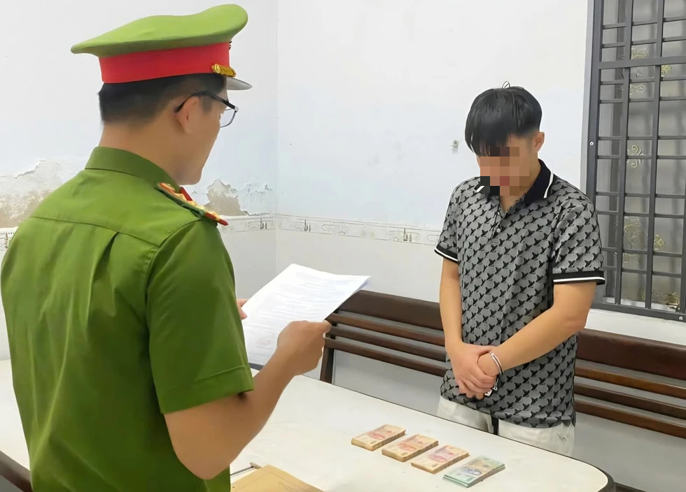 Bắt bị can 17 tuổi đột nhập &ocirc; t&ocirc; đỗ b&ecirc;n đường, trộm 133 triệu đồng- Ảnh 1.