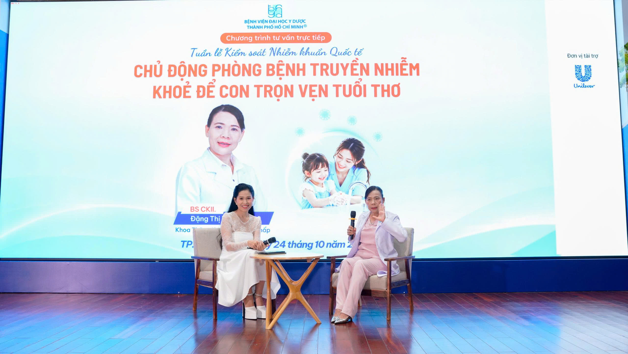 Trẻ mắc bệnh truyền nhiễm: Chỉ ăn cháo trắng, kiêng tắm, dùng thuốc hạ sốt là khỏi bệnh? - Ảnh 1.