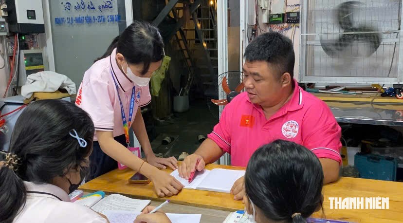 B&aacute;n v&agrave;ng cưới &lsquo;nu&ocirc;i&rsquo; lớp học 0 đồng: &lsquo;C&oacute; em ước được một lần mặc &aacute;o tốt nghiệp&rsquo; - Ảnh 1.