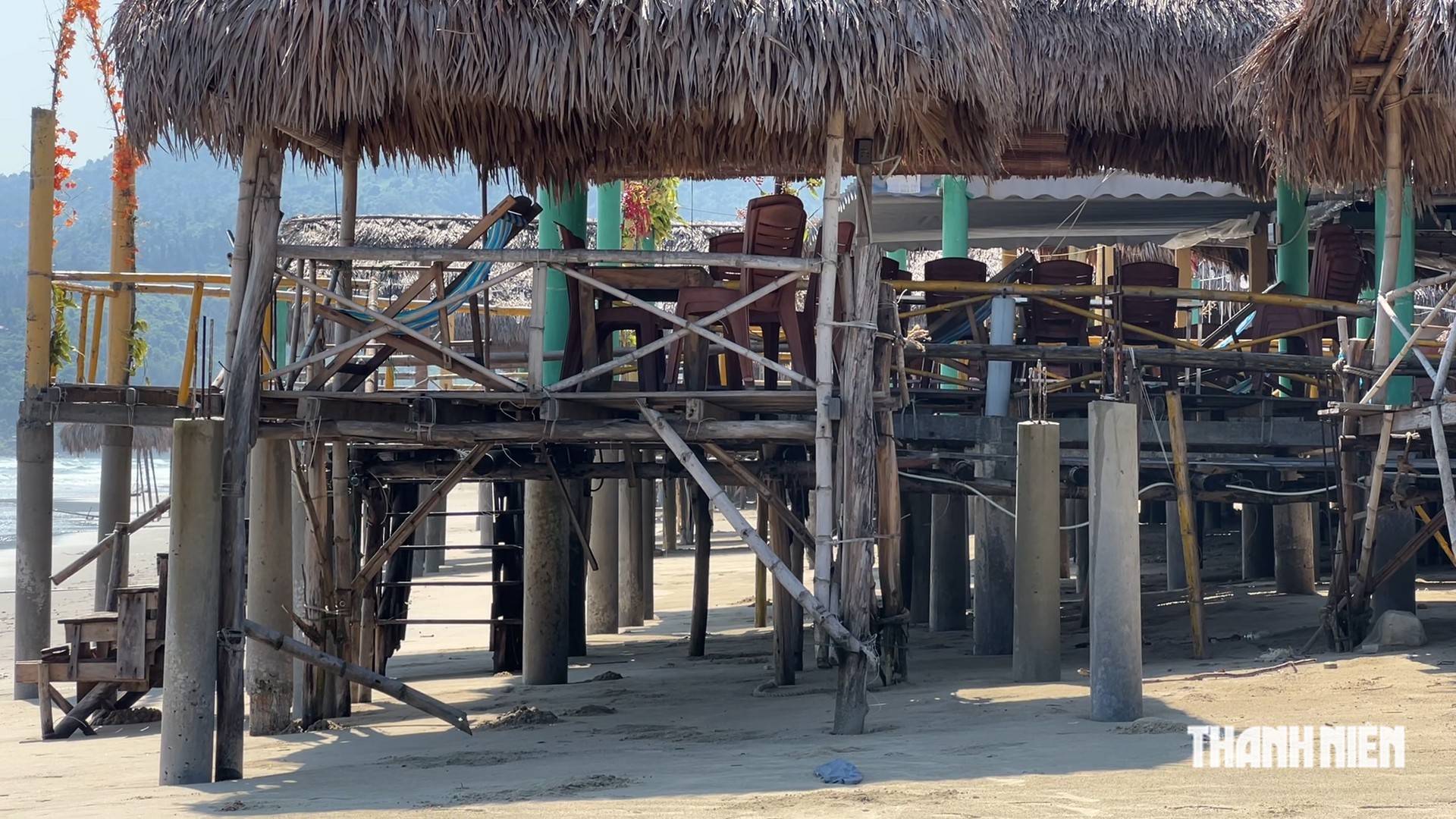 ‘Vịnh đẹp thế giới’ Lăng Cô bị hàng quán bủa vây: Bê tông, gạch đá nham nhở - Ảnh 2.