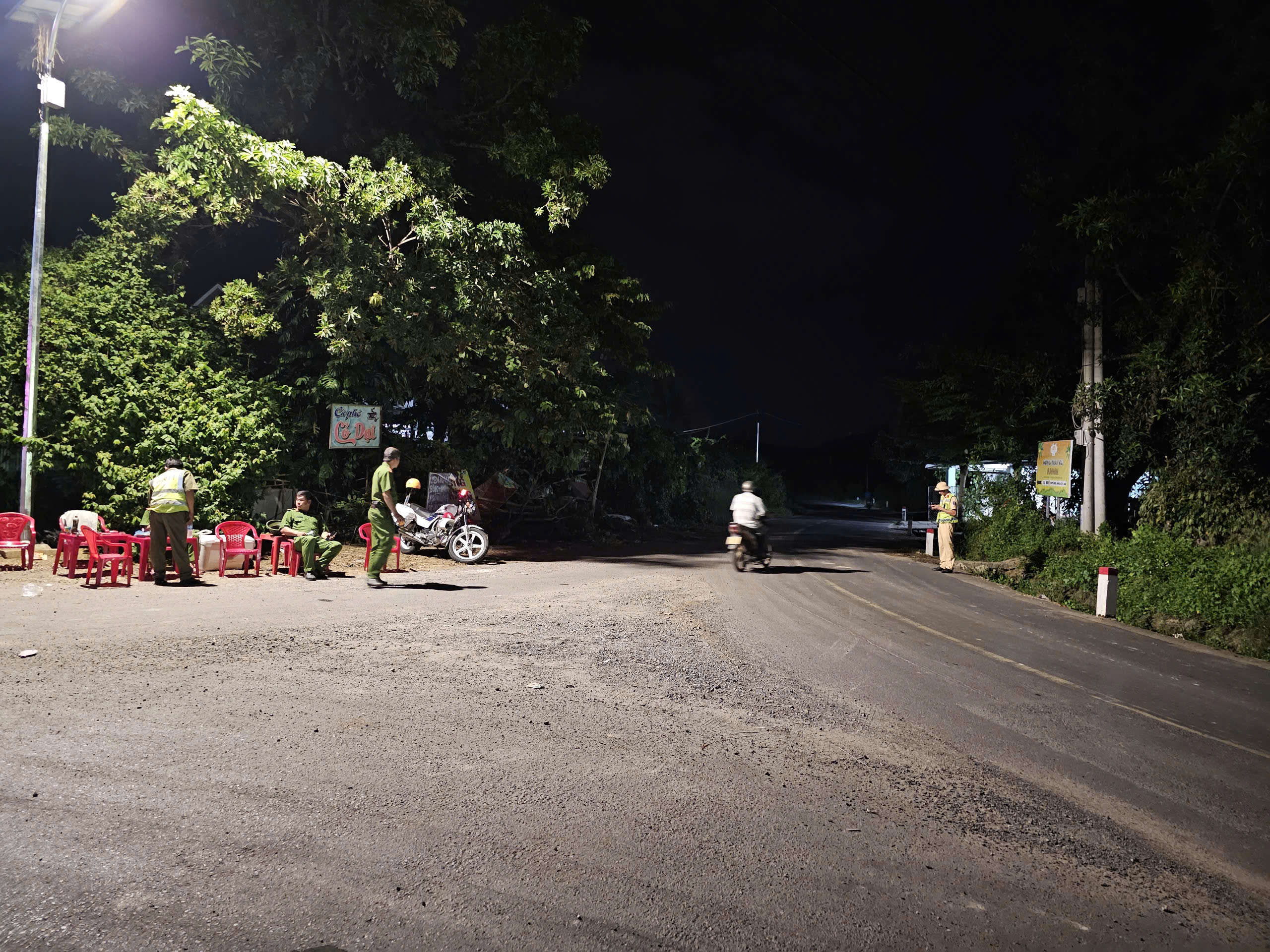 Khánh Hòa lập nhiều chốt kiểm soát, truy tìm 3 phạm nhân trốn trại - Ảnh 4.