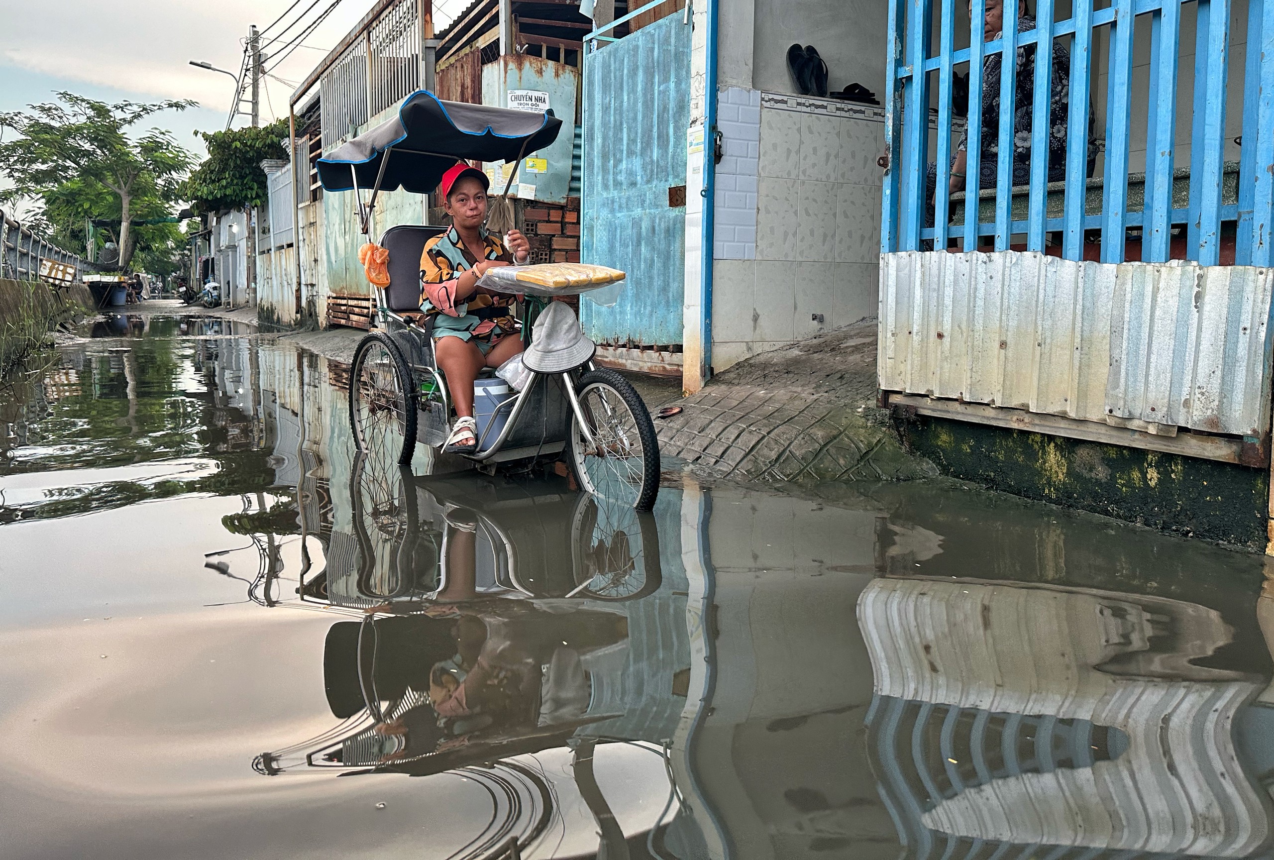 Triều cường sáng 27.10 ở TP.HCM: Người vượt đường ngập đi làm, người mang chài bắt cá- Ảnh 9.