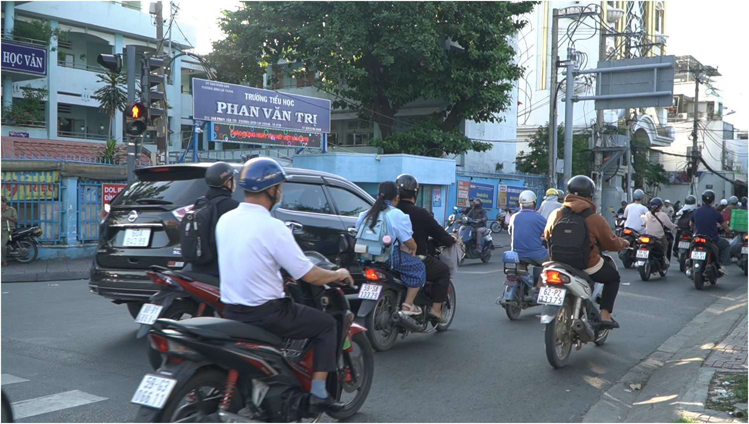 Vì sao đại lộ Phạm Văn Đồng rộng thênh thang vẫn kẹt xe liên tục? - Ảnh 2.