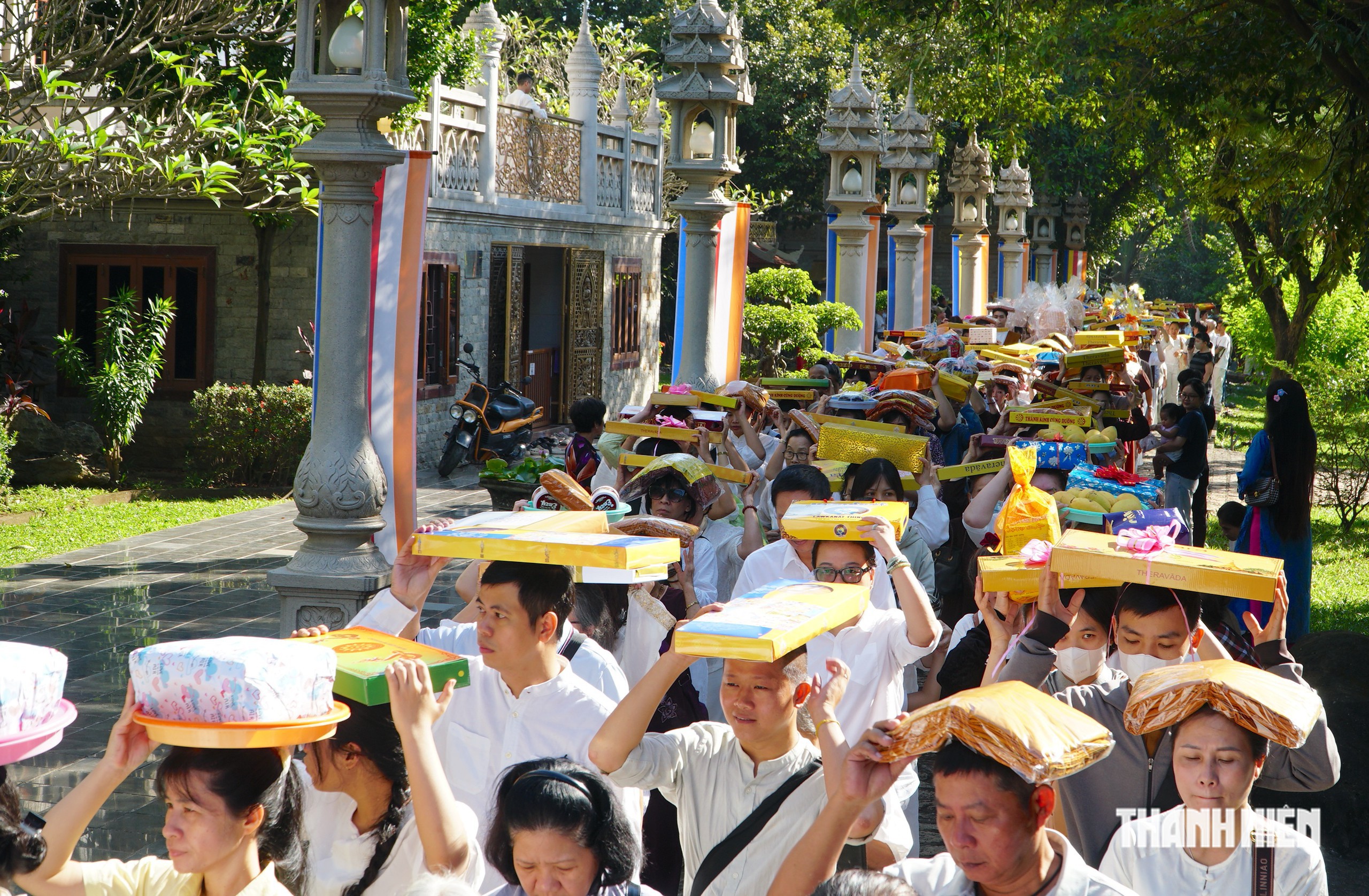 Ngàn người nhiễu Phật ba vòng ở chùa Bửu Long trong đại lễ dâng y Kathina - Ảnh 5.