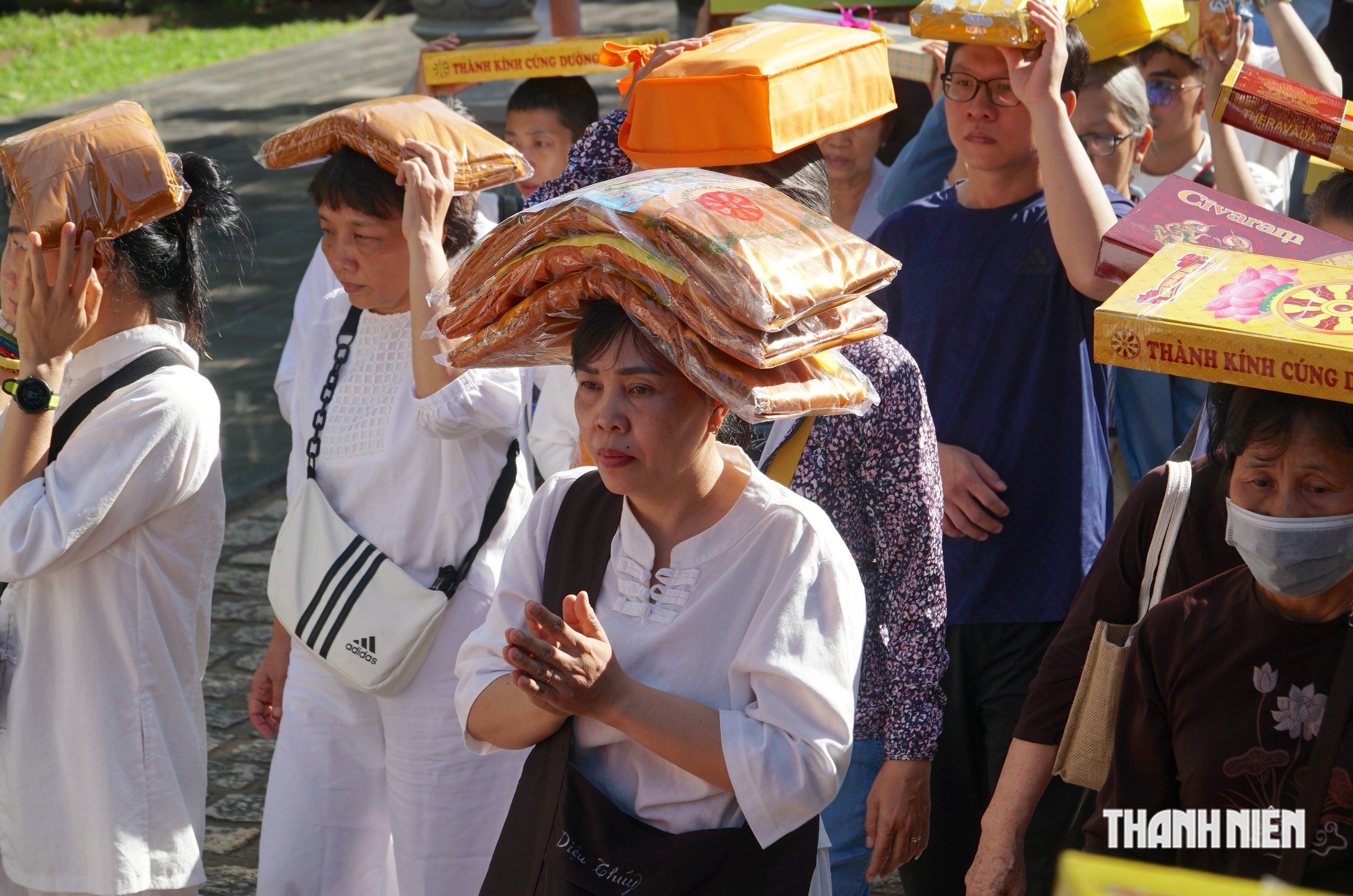 Ngàn người nhiễu Phật ba vòng ở chùa Bửu Long trong đại lễ dâng y Kathina - Ảnh 9.