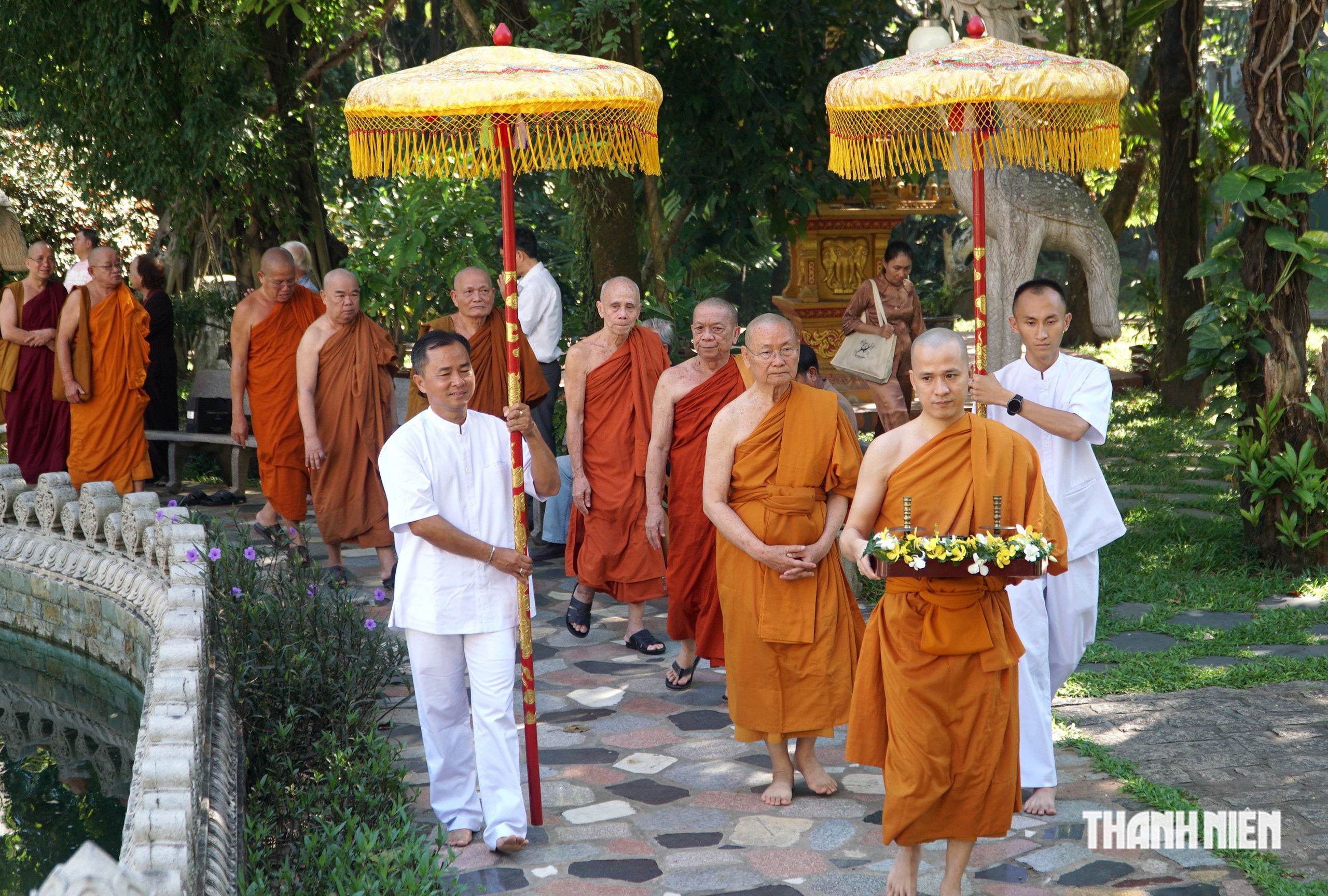Ngàn người nhiễu Phật ba vòng ở chùa Bửu Long trong đại lễ dâng y Kathina - Ảnh 11.