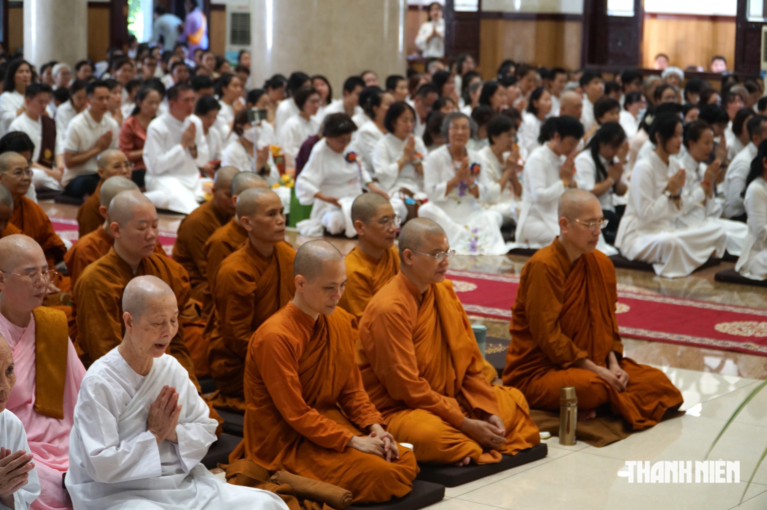 Ngàn người nhiễu Phật ba vòng ở chùa Bửu Long trong đại lễ dâng y Kathina - Ảnh 2.