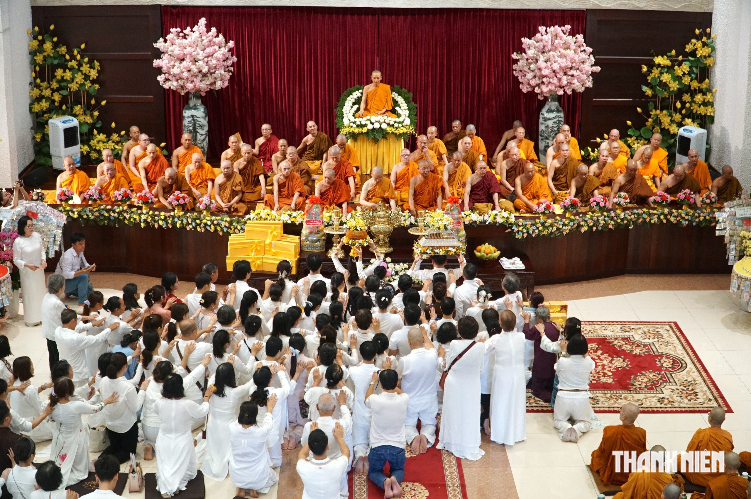 Ngàn người nhiễu Phật ba vòng ở chùa Bửu Long trong đại lễ dâng y Kathina - Ảnh 12.