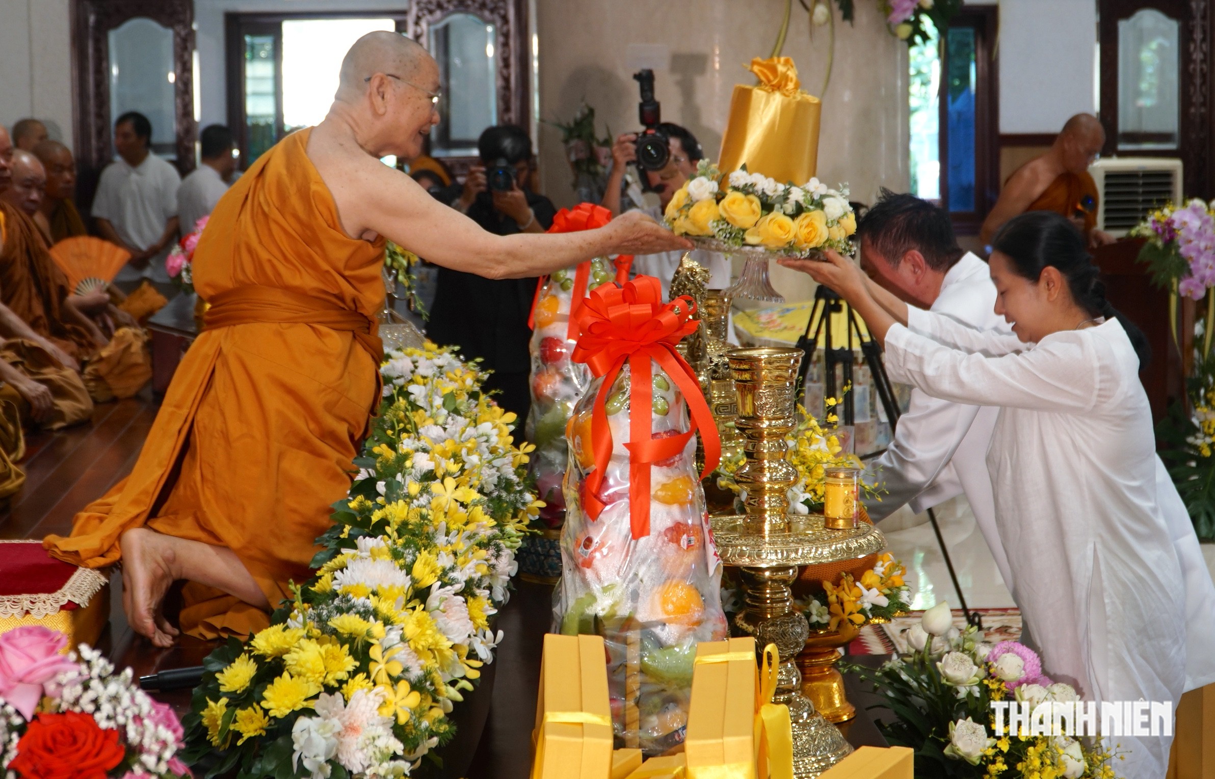 Ngàn người nhiễu Phật ba vòng ở chùa Bửu Long trong đại lễ dâng y Kathina - Ảnh 14.