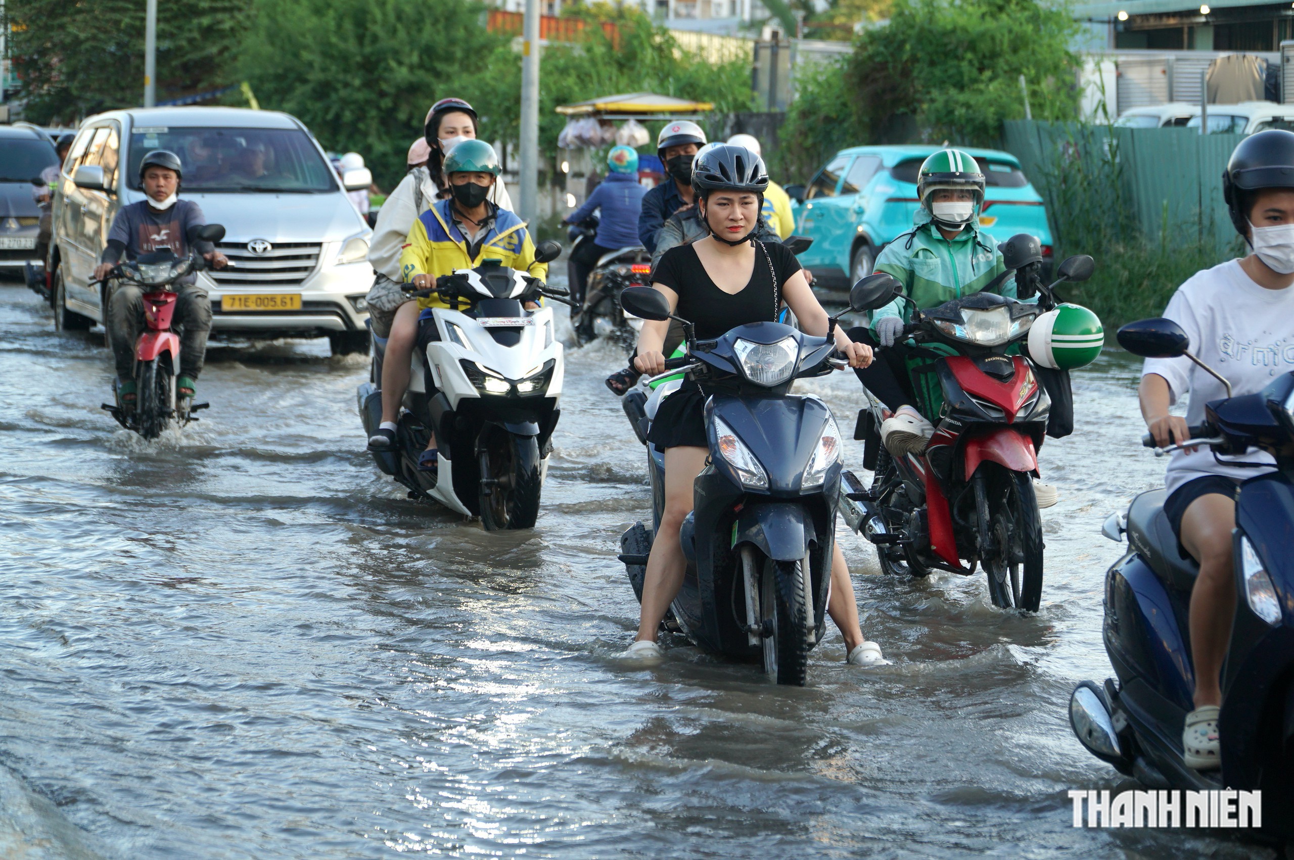 Triều cường ngày 26.10: Nhiều tuyến đường ở TP.HCM bắt đầu ngập mênh mông - Ảnh 7.