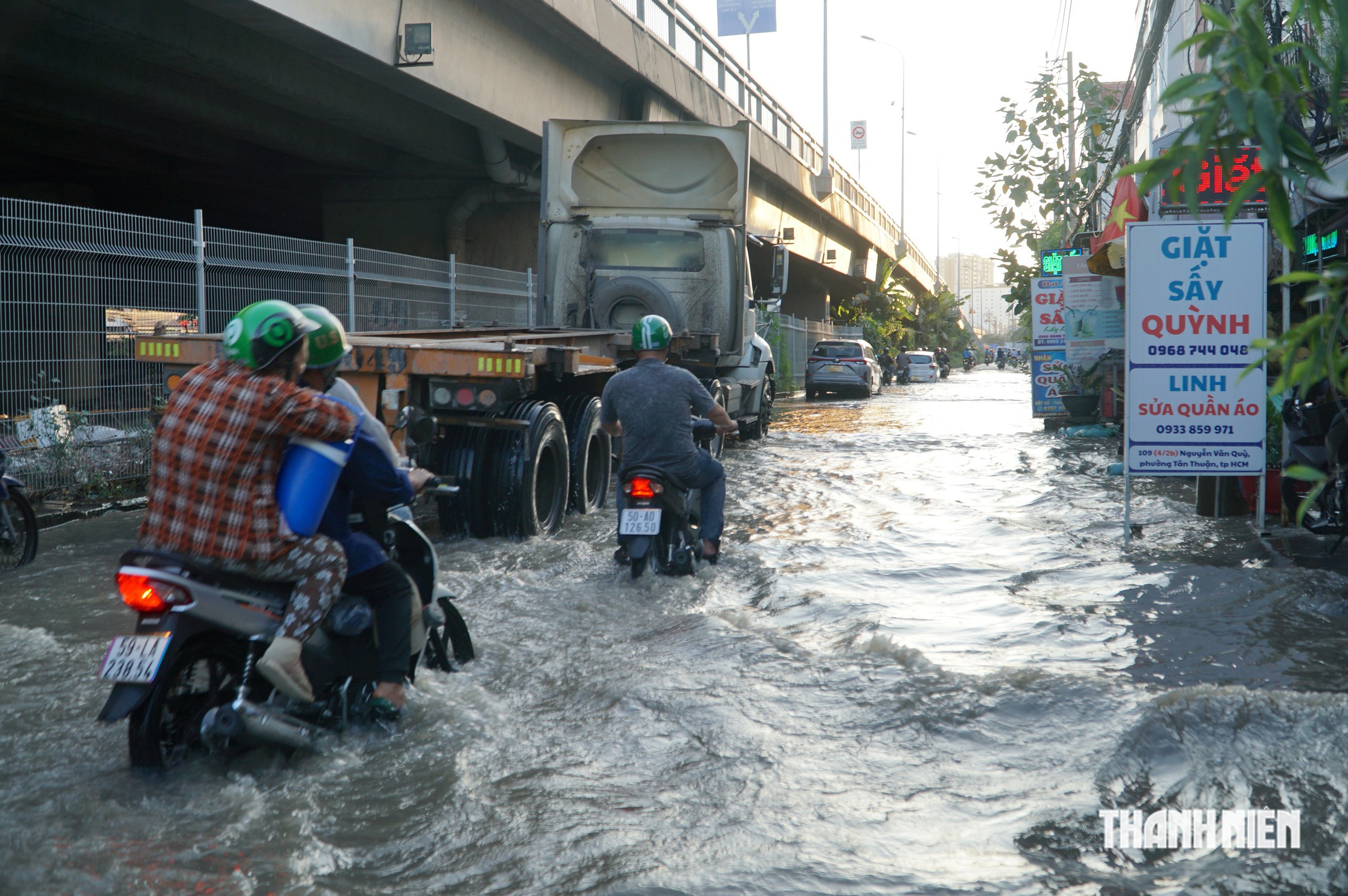 Triều cường ngày 26.10: Nhiều tuyến đường ở TP.HCM bắt đầu ngập mênh mông - Ảnh 5.