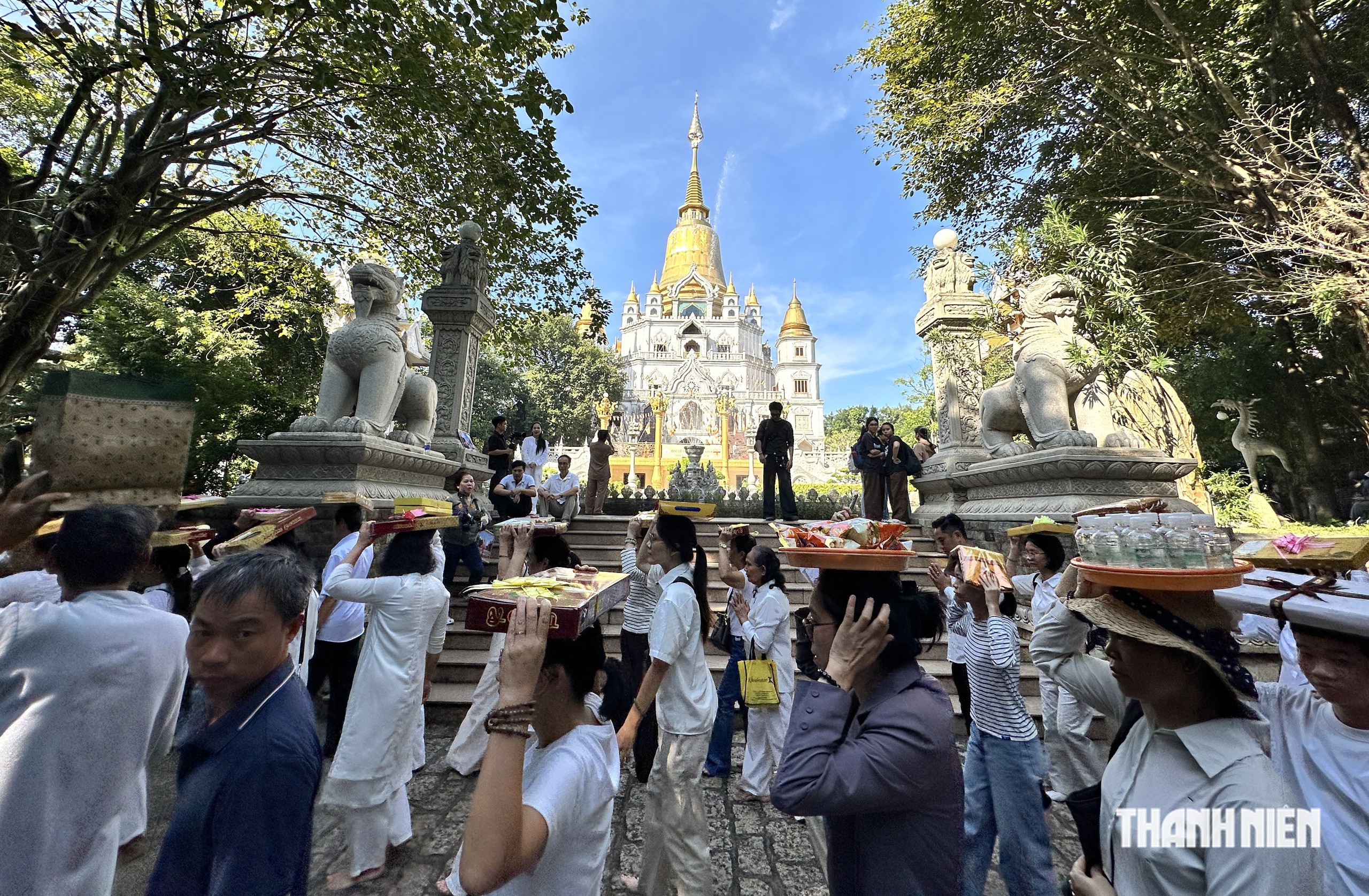 Ngàn người nhiễu Phật ba vòng ở chùa Bửu Long trong đại lễ dâng y Kathina - Ảnh 1.