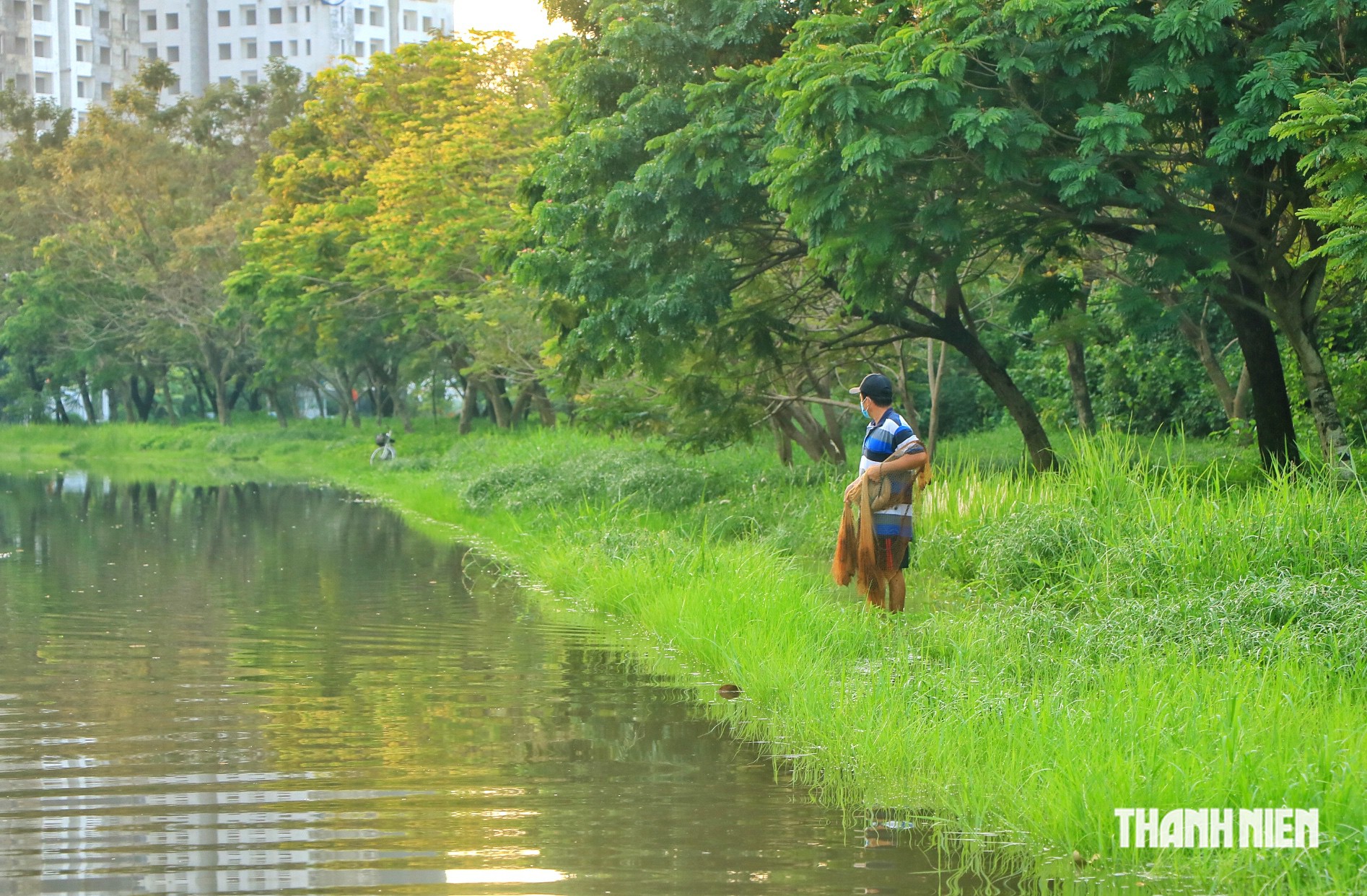 Triều cường sáng 27.10 ở TP.HCM: Người vượt đường ngập đi làm, người mang chài bắt cá- Ảnh 3.
