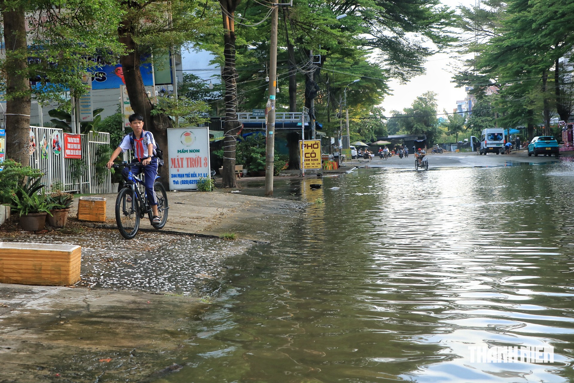 Triều cường sáng 27.10 ở TP.HCM: Người vượt đường ngập đi làm, người mang chài bắt cá- Ảnh 7.