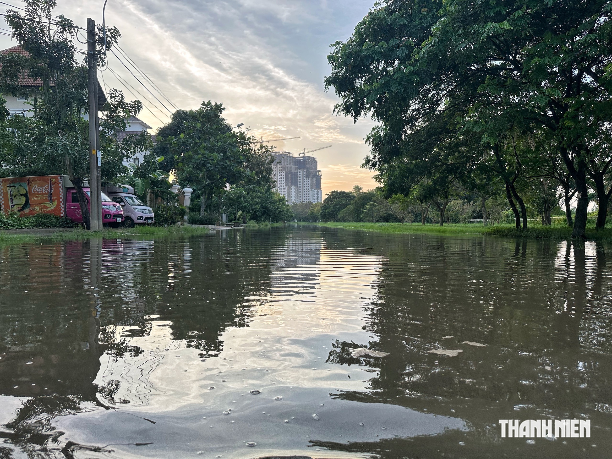 Triều cường sáng 27.10 ở TP.HCM: Người vượt đường ngập đi làm, người mang chài bắt cá- Ảnh 2.