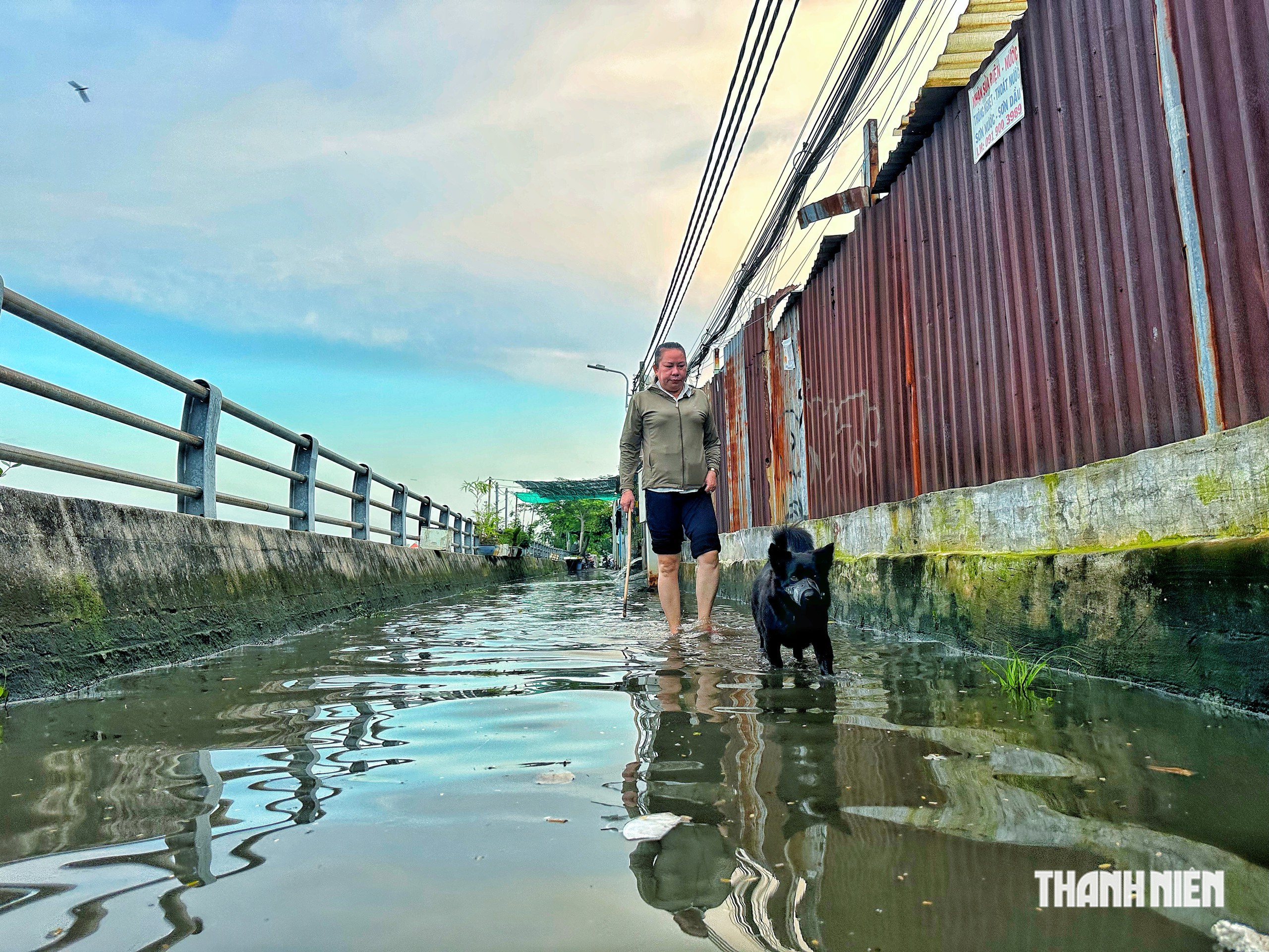 Triều cường sáng 27.10 ở TP.HCM: Người vượt đường ngập đi làm, người mang chài bắt cá- Ảnh 8.