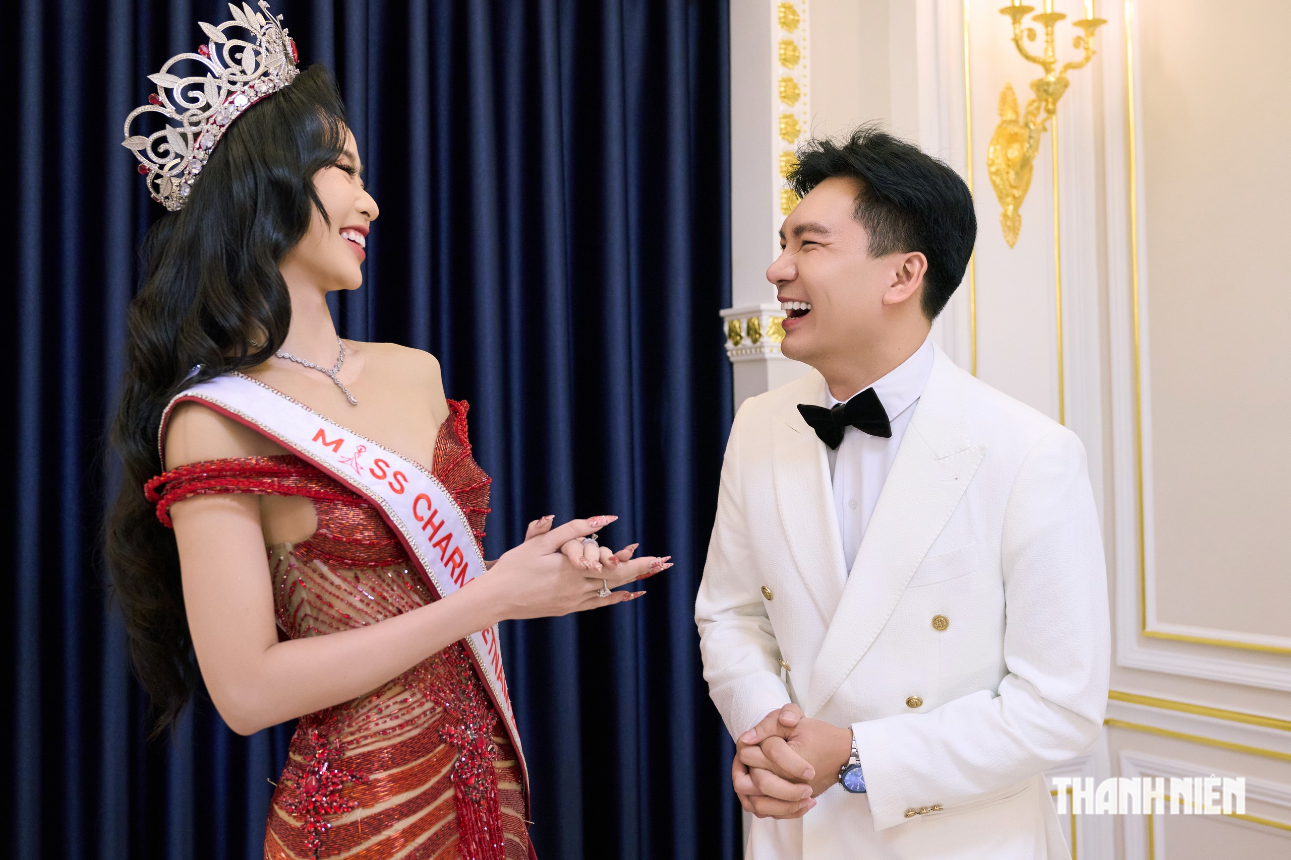 MC Quốc Trí tiết lộ khoảnh khắc hô tên học trò đăng quang Miss Charm Vietnam 2026 - Ảnh 1.