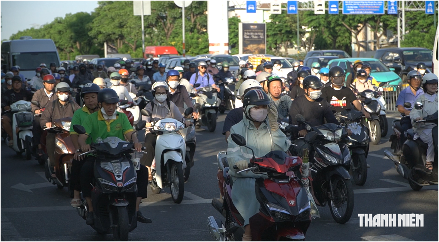Vì sao đại lộ Phạm Văn Đồng rộng thênh thang vẫn kẹt xe liên tục? - Ảnh 1.