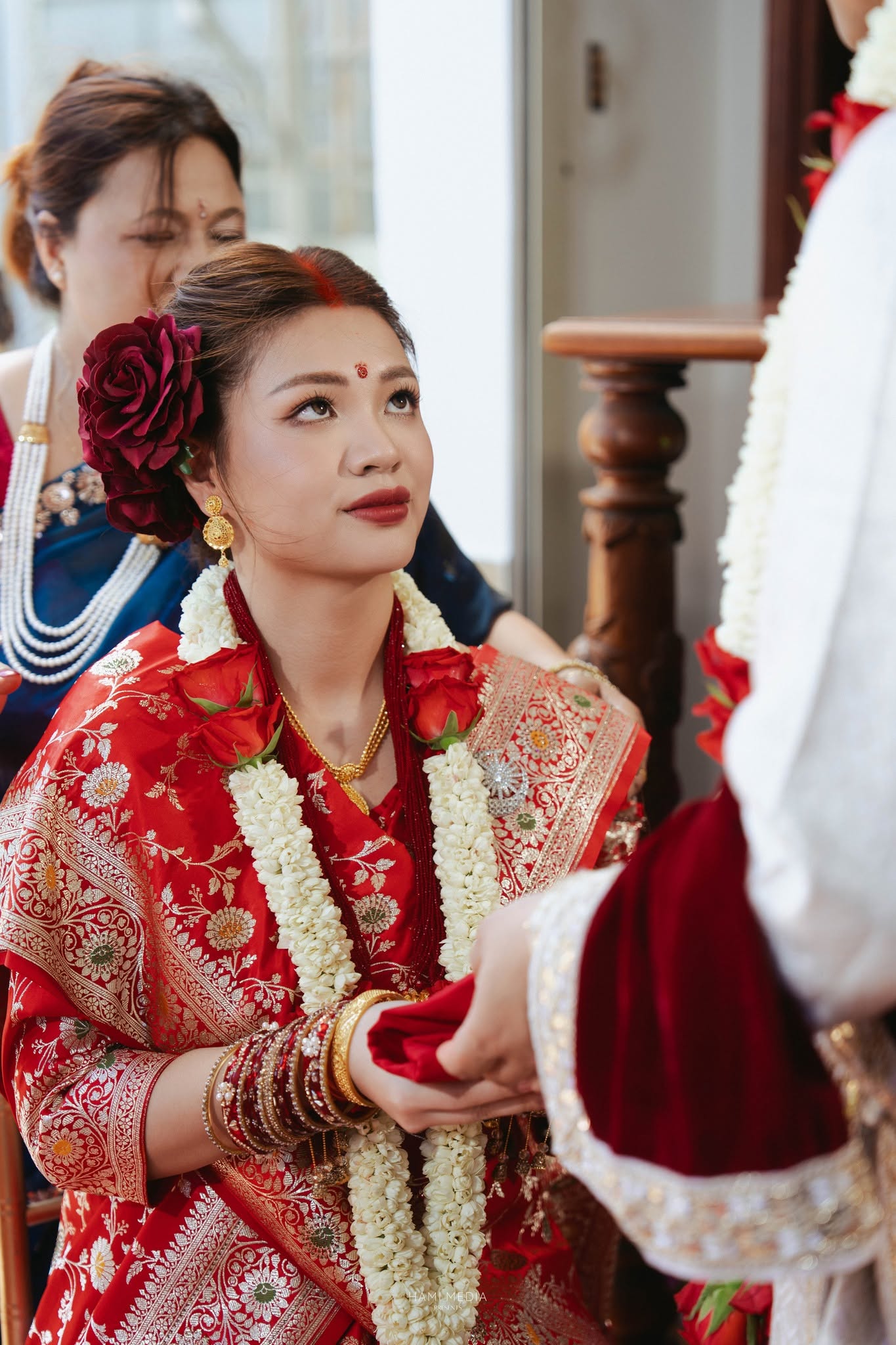 Ch&uacute; rể Nepal mang gi&agrave;y d&eacute;p, quần &aacute;o, trang sức hỏi cưới c&ocirc; d&acirc;u Việt - Ảnh 7.