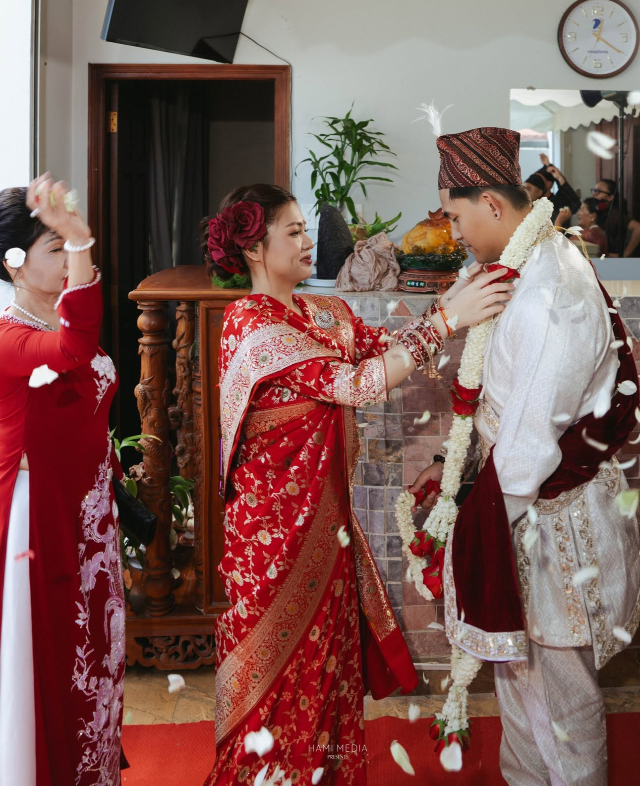 Ch&uacute; rể Nepal mang gi&agrave;y d&eacute;p, quần &aacute;o, trang sức hỏi cưới c&ocirc; d&acirc;u Việt - Ảnh 9.