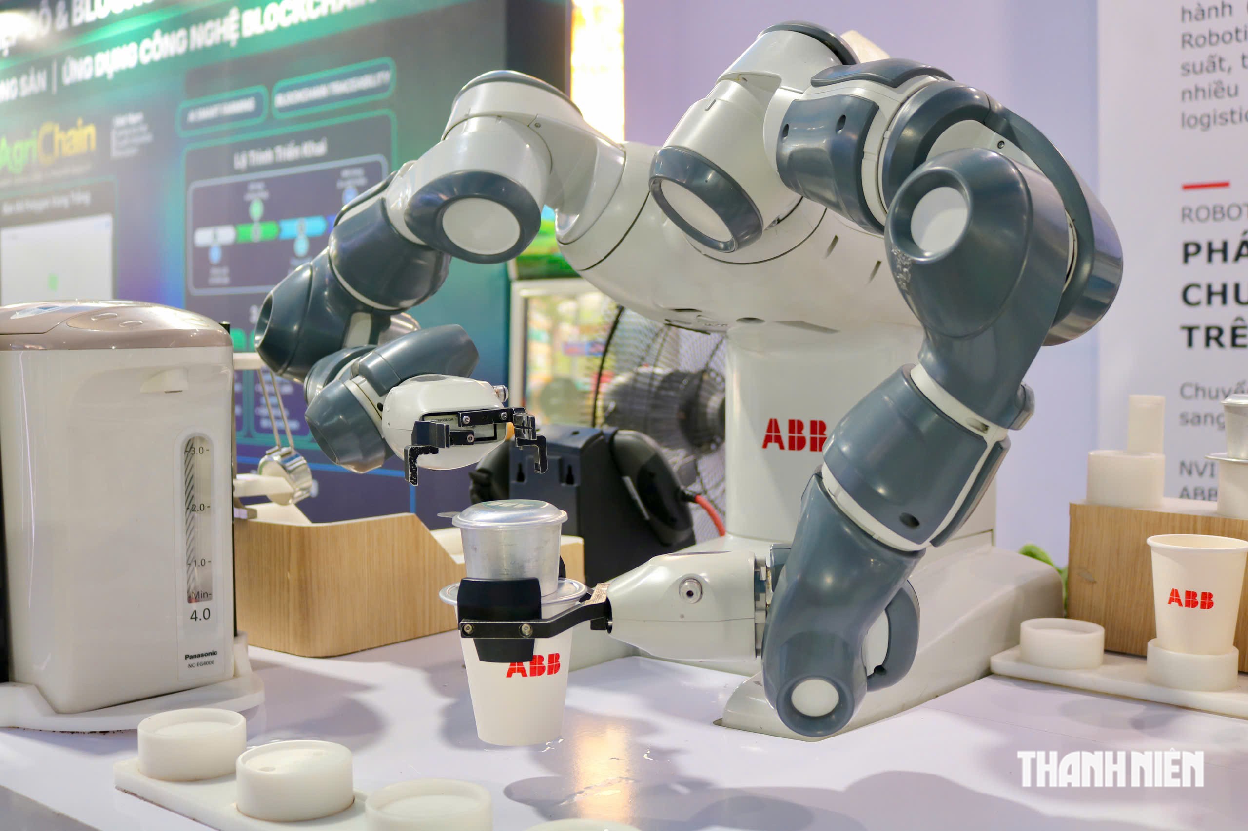 Nhiều người xếp h&agrave;ng d&agrave;i đợi thưởng thức c&agrave; ph&ecirc; miễn ph&iacute; do robot pha chế - Ảnh 6.