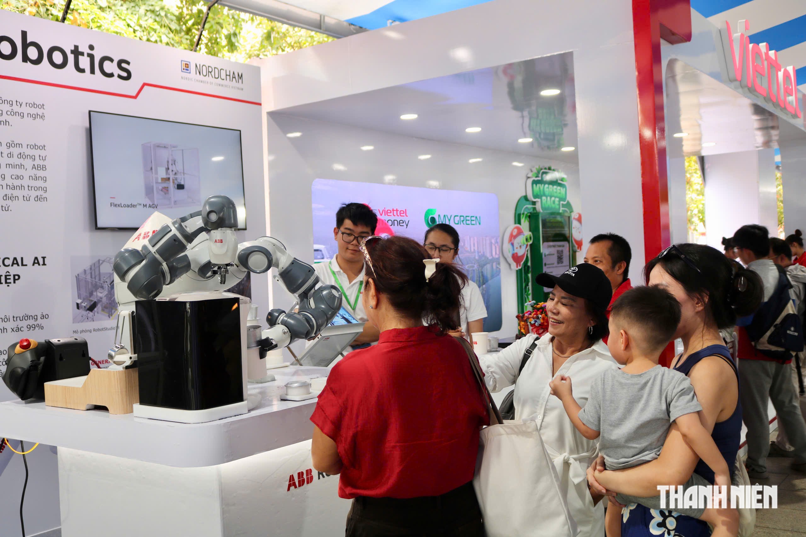 Nhiều người xếp h&agrave;ng d&agrave;i đợi thưởng thức c&agrave; ph&ecirc; miễn ph&iacute; do robot pha chế - Ảnh 5.