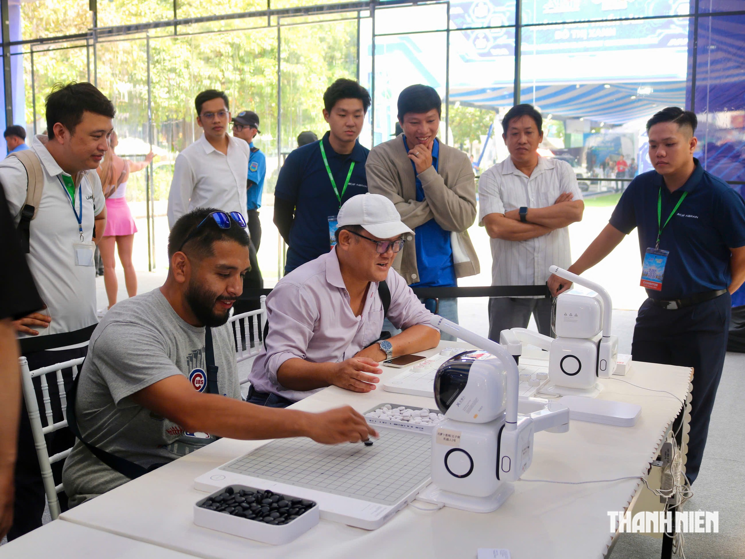 Nhiều người xếp h&agrave;ng d&agrave;i đợi thưởng thức c&agrave; ph&ecirc; miễn ph&iacute; do robot pha chế - Ảnh 10.