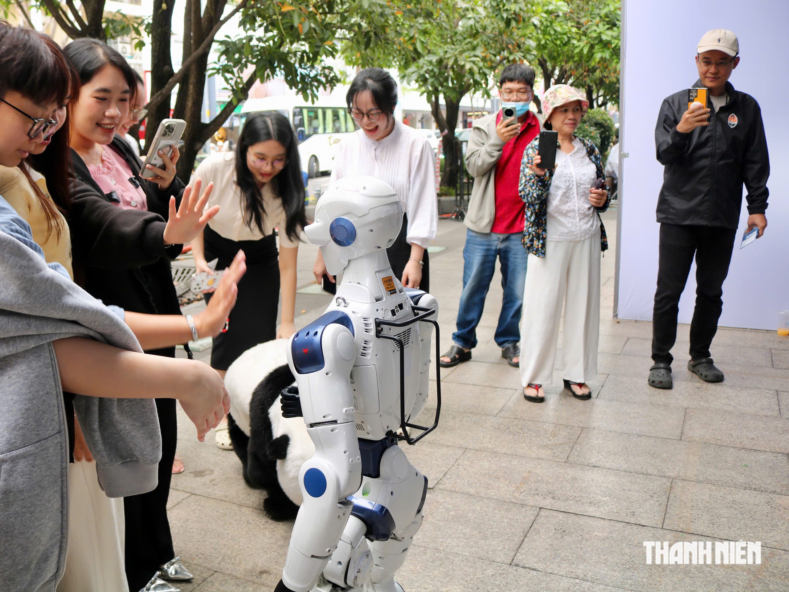 Nhiều người xếp h&agrave;ng d&agrave;i đợi thưởng thức c&agrave; ph&ecirc; miễn ph&iacute; do robot pha chế - Ảnh 7.