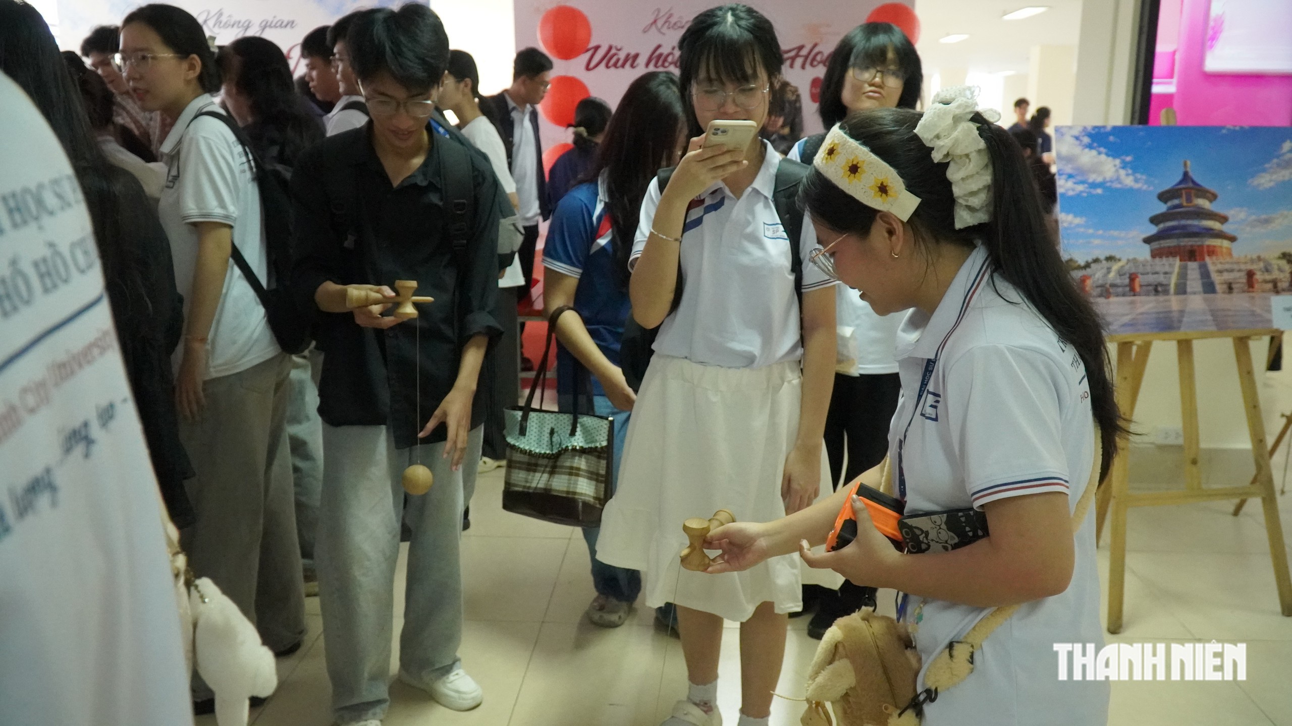 Sinh viên thích thú như được… đi du lịch nhiều nước ngay tại trường - Ảnh 4.
