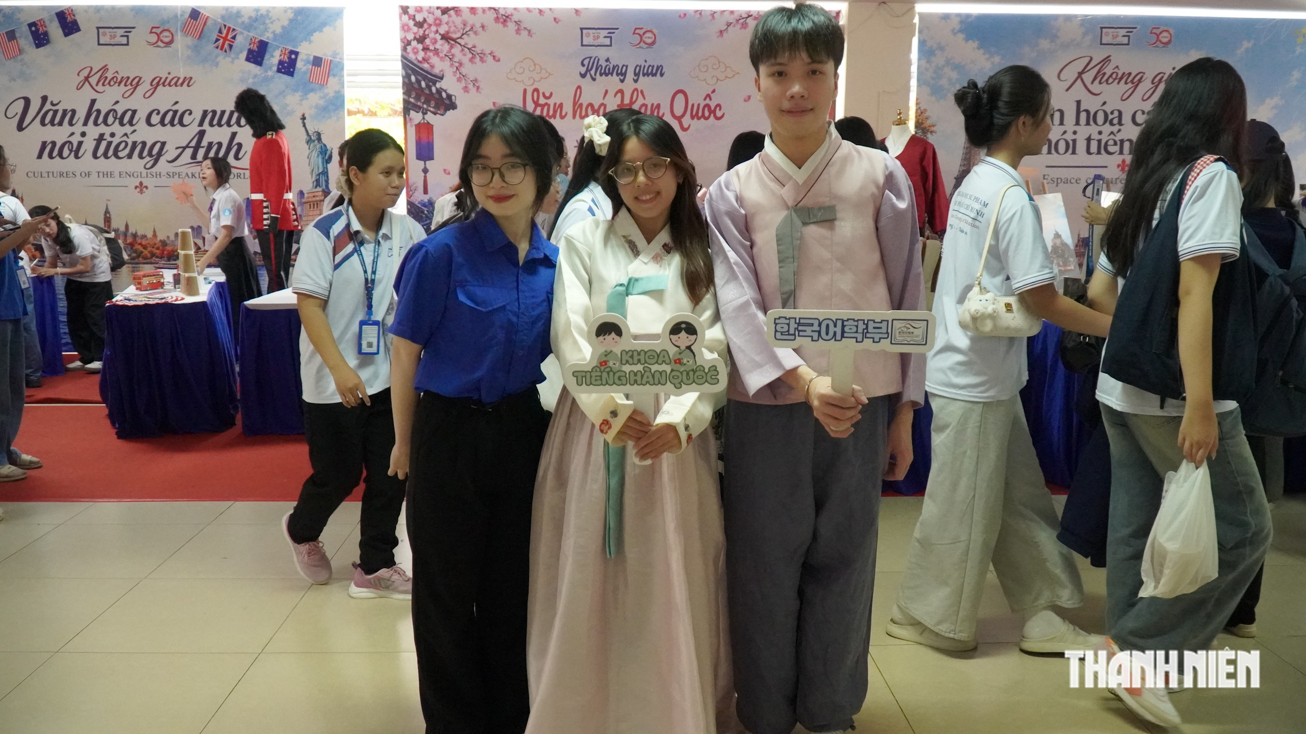 Sinh viên thích thú như được… đi du lịch nhiều nước ngay tại trường - Ảnh 6.
