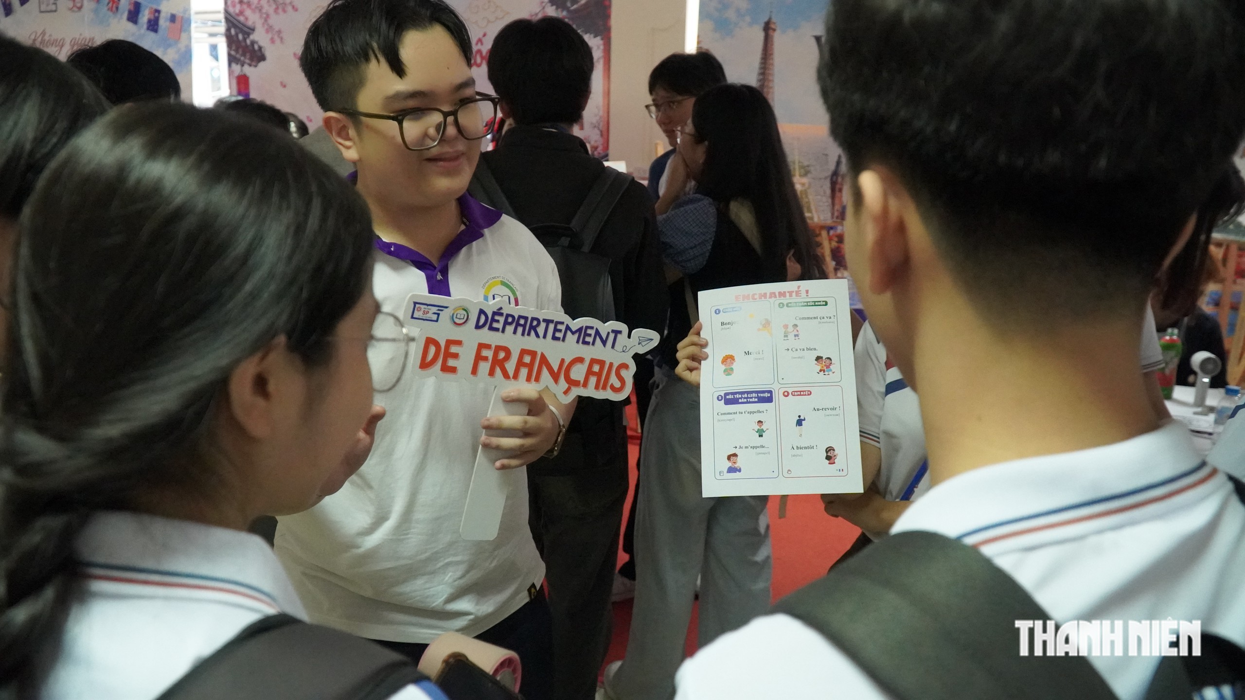 Sinh viên thích thú như được… đi du lịch nhiều nước ngay tại trường - Ảnh 9.