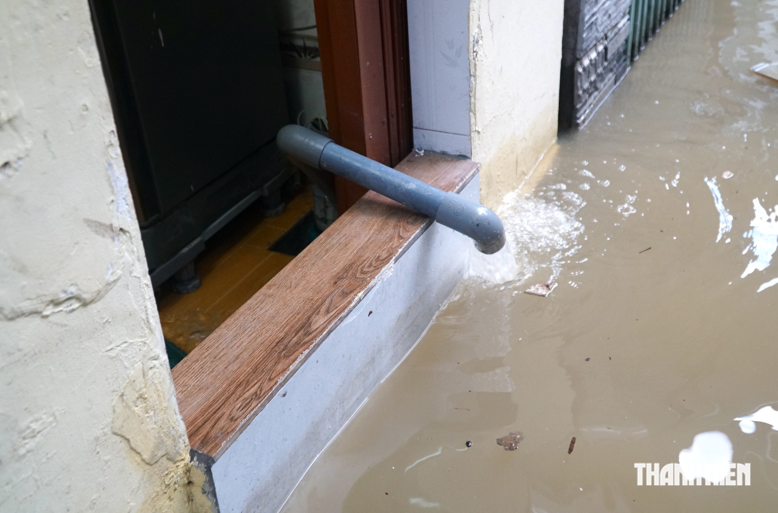 Triều cường ngày 27.10: Hẻm gần sông Sài Gòn ngập hơn nửa mét, nước tràn vào nhà - Ảnh 12.