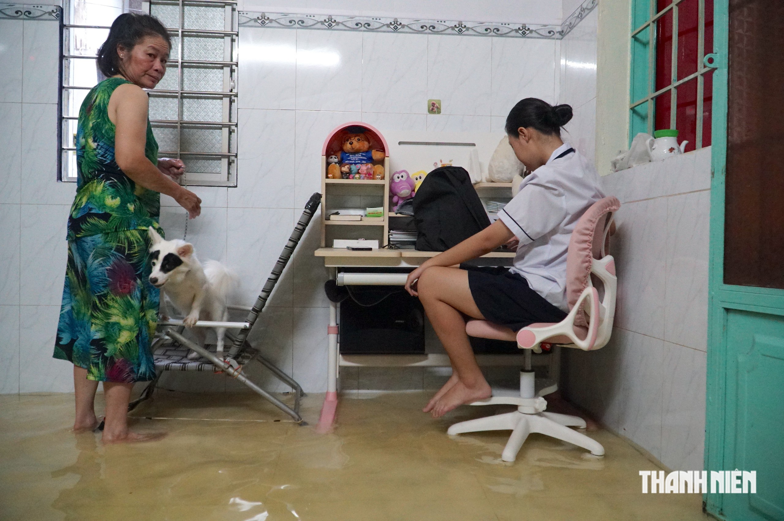 Triều cường ngày 27.10: Hẻm gần sông Sài Gòn ngập hơn nửa mét, nước tràn vào nhà - Ảnh 8.