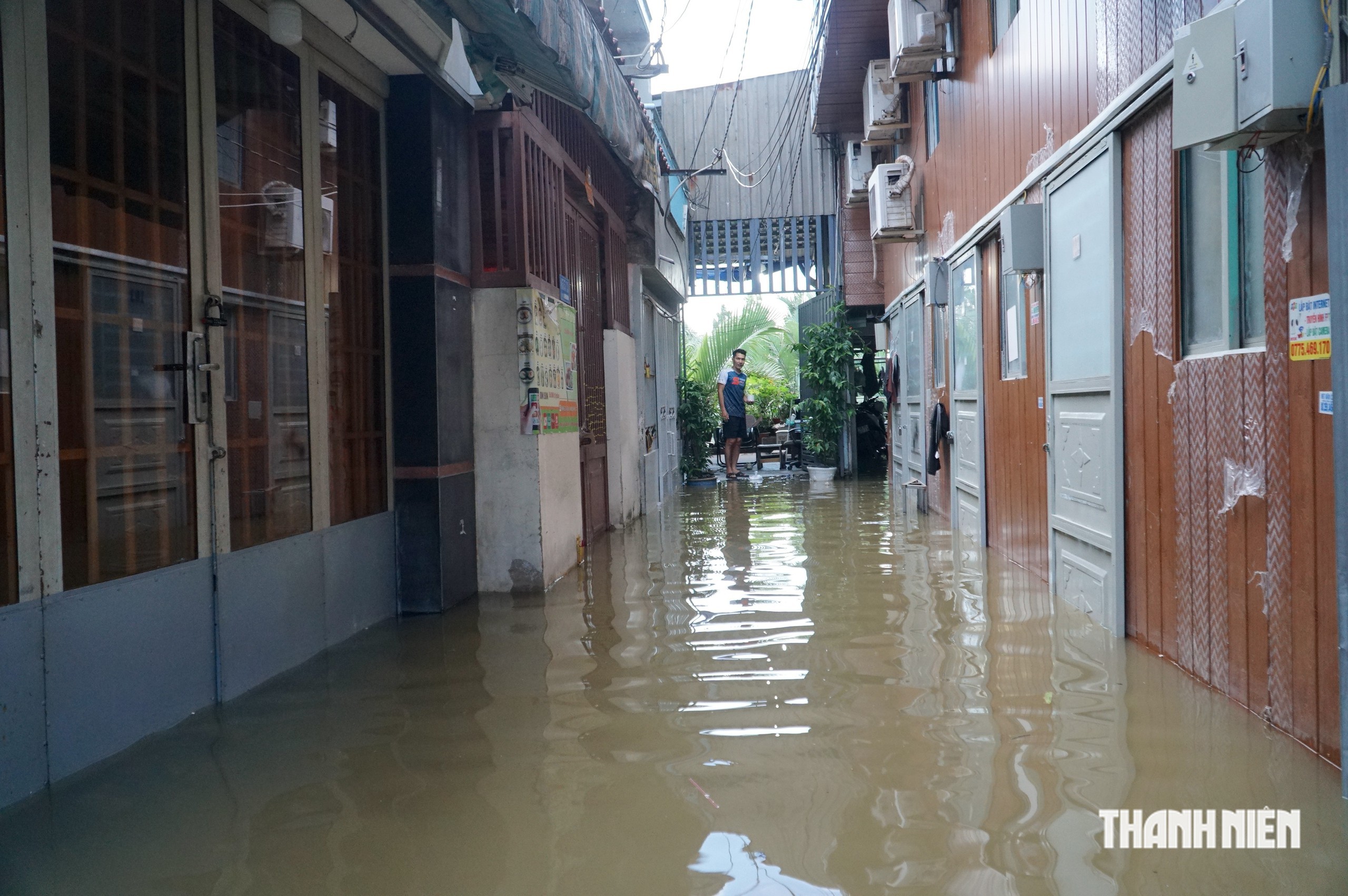 Triều cường ngày 27.10: Hẻm gần sông Sài Gòn ngập hơn nửa mét, nước tràn vào nhà - Ảnh 10.