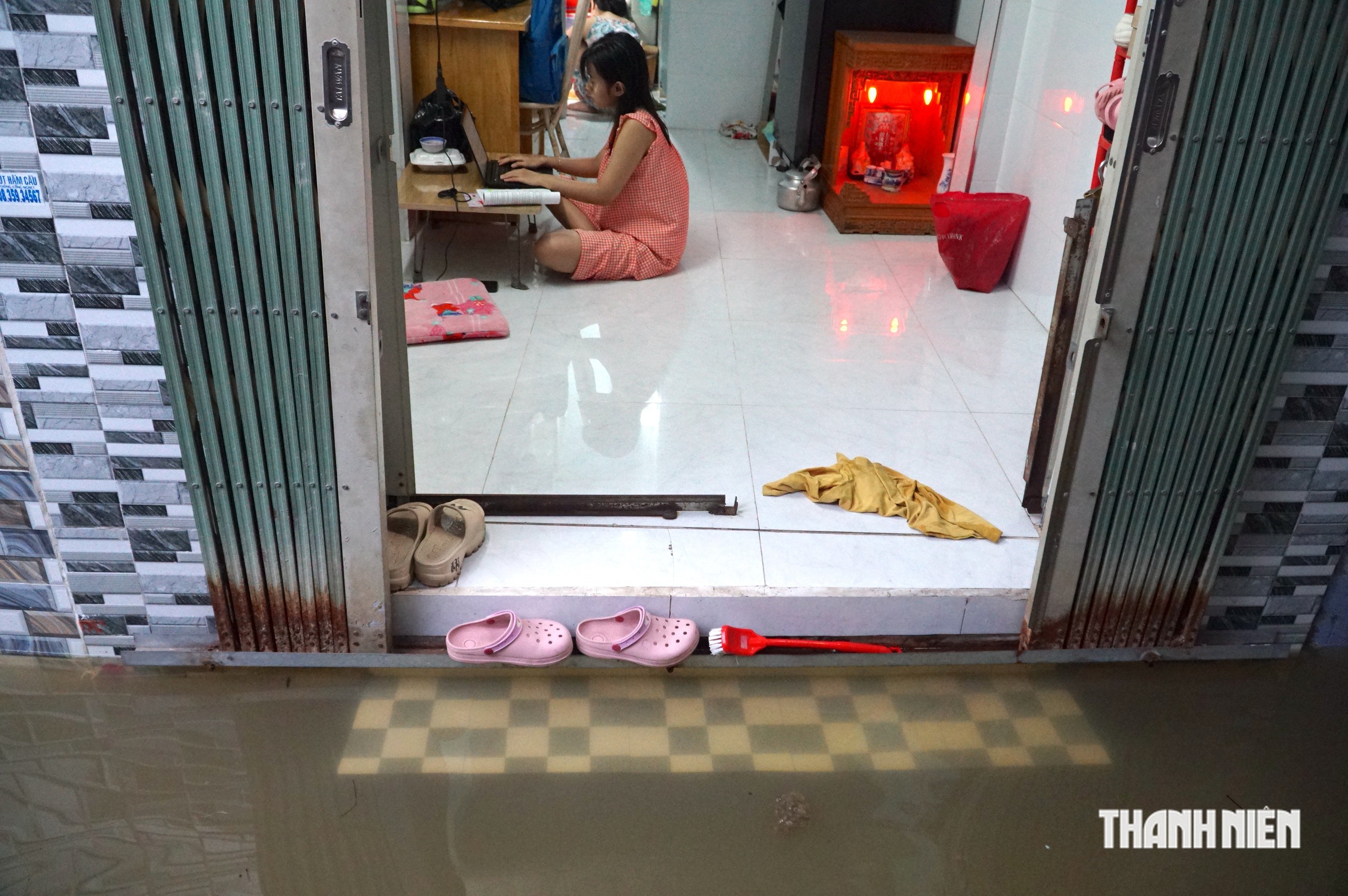 Triều cường ngày 27.10: Hẻm gần sông Sài Gòn ngập hơn nửa mét, nước tràn vào nhà - Ảnh 4.