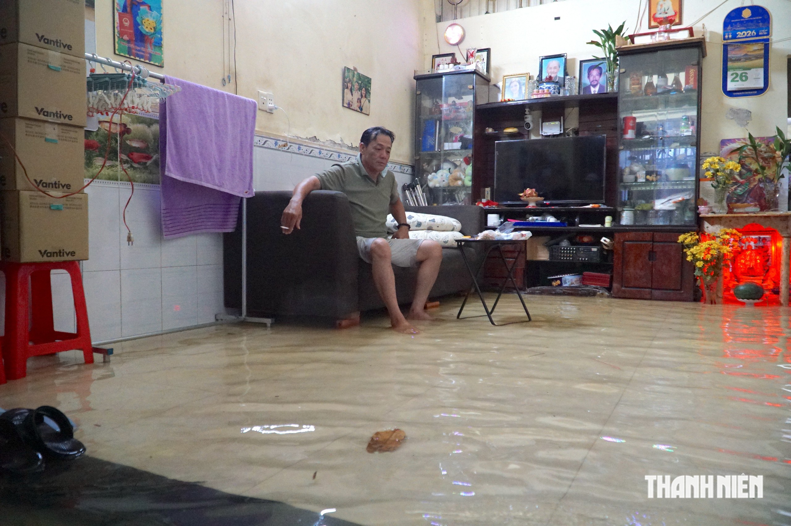 Triều cường ngày 27.10: Hẻm gần sông Sài Gòn ngập hơn nửa mét, nước tràn vào nhà - Ảnh 7.