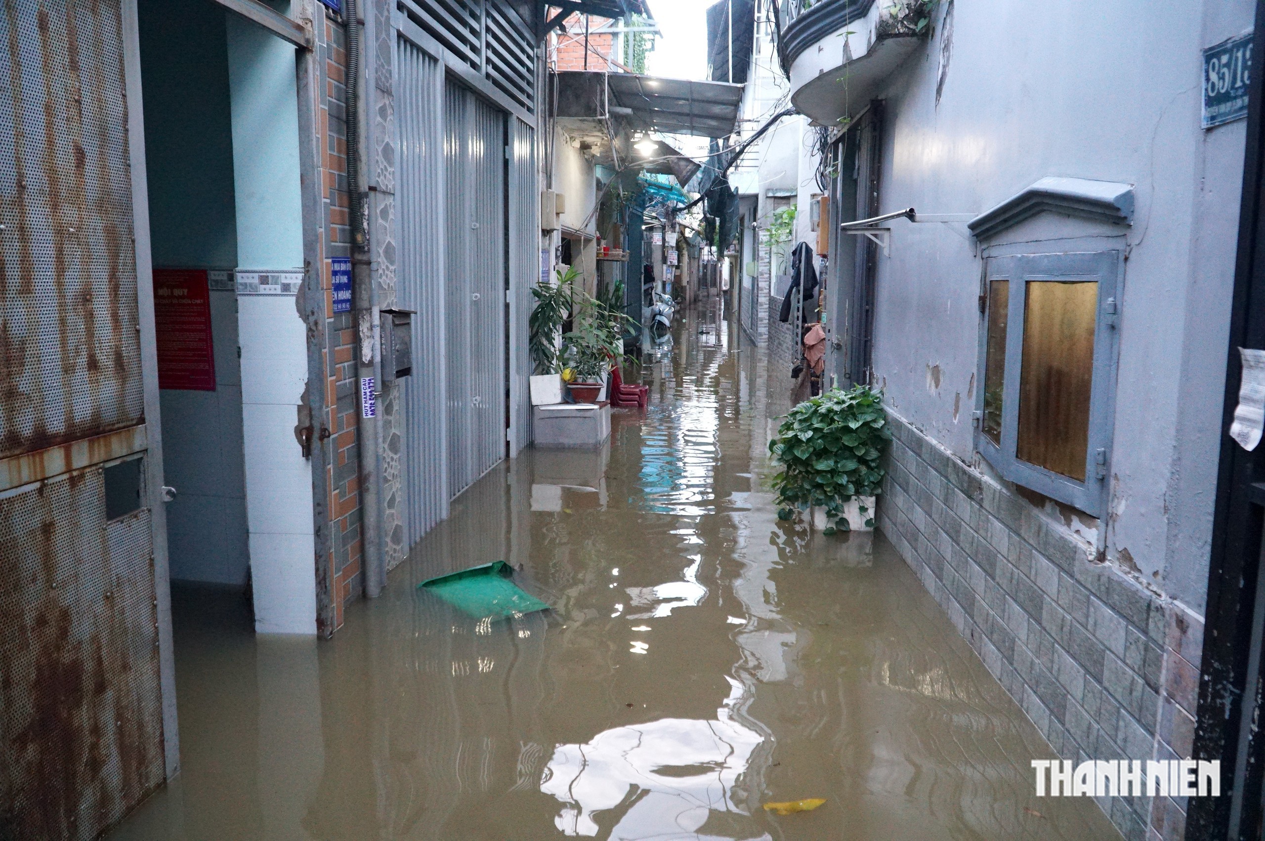Triều cường ngày 27.10: Hẻm gần sông Sài Gòn ngập hơn nửa mét, nước tràn vào nhà - Ảnh 2.
