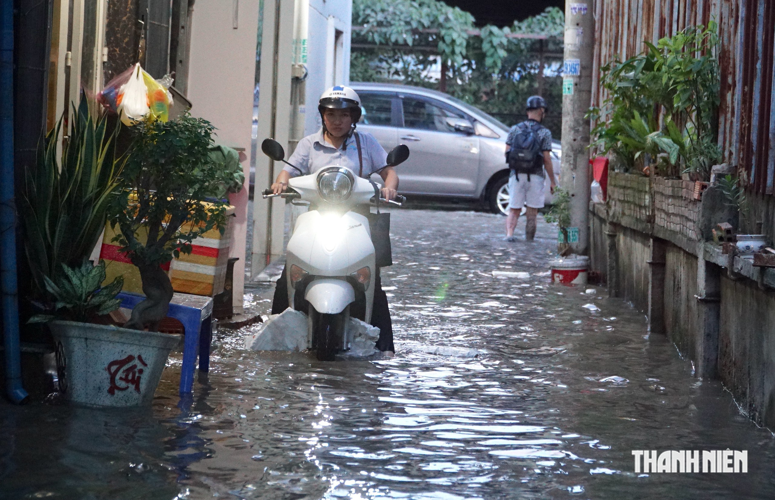 Triều cường ngày 27.10: Hẻm gần sông Sài Gòn ngập hơn nửa mét, nước tràn vào nhà - Ảnh 1.