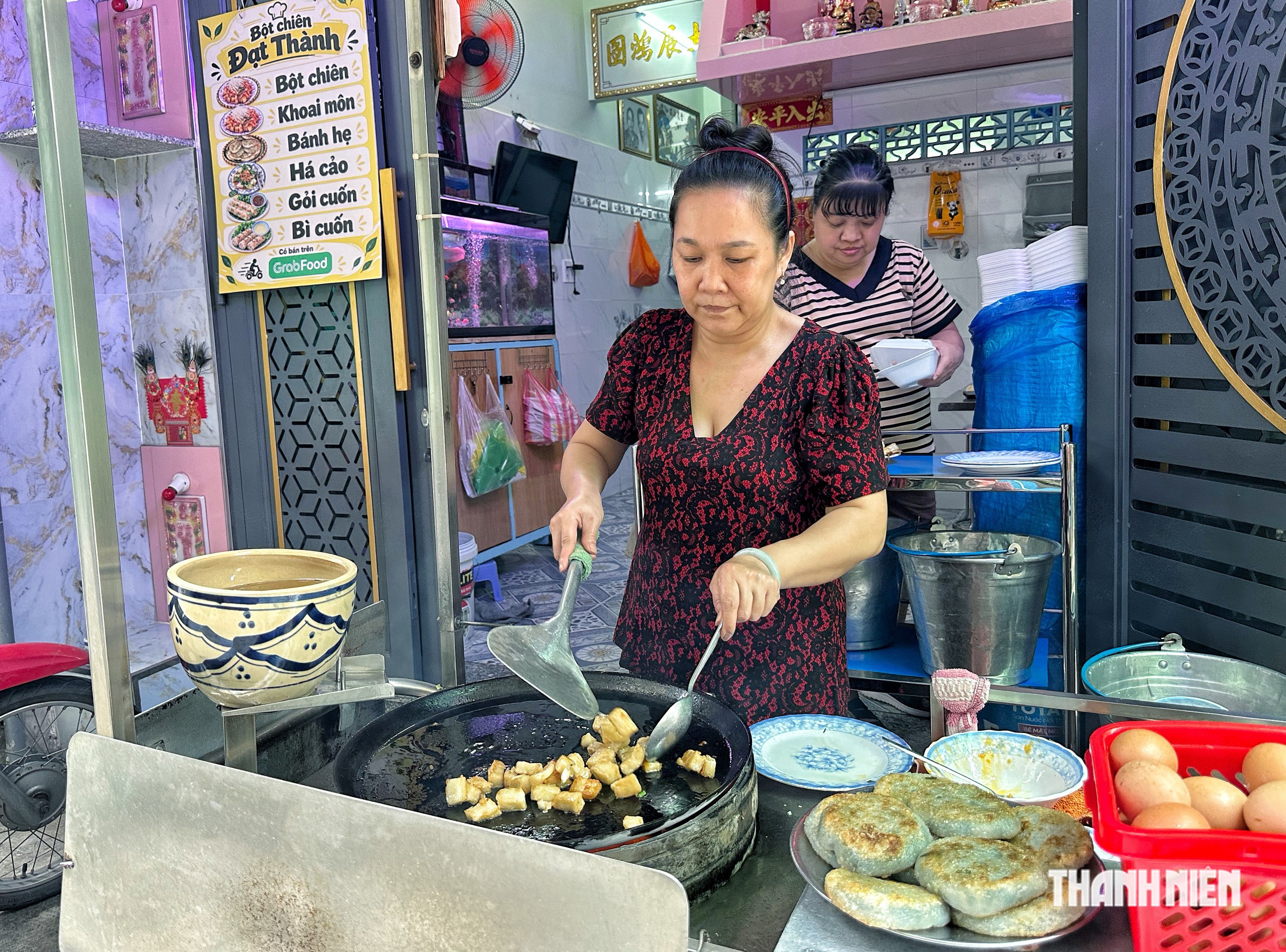 Qu&aacute;n bột chi&ecirc;n Đạt Th&agrave;nh 'huyền thoại' ở TP.HCM đ&oacute;ng cửa: Nay b&aacute;n trở lại trong hẻm? - Ảnh 2.