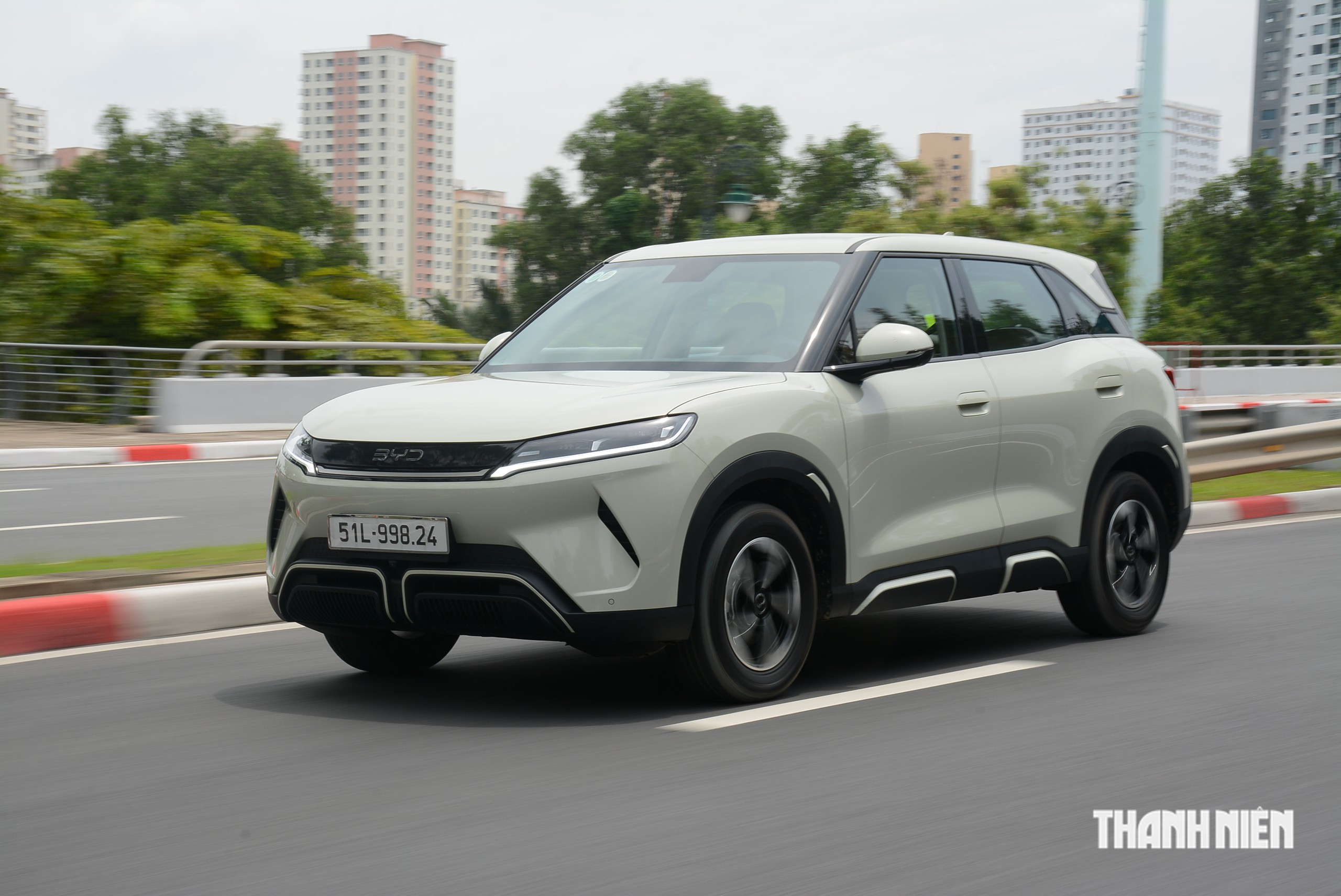 L&aacute;i &ocirc; t&ocirc; đổ đ&egrave;o, xuống dốc: Xe điện c&oacute; an to&agrave;n hơn xe xăng? - Ảnh 3.