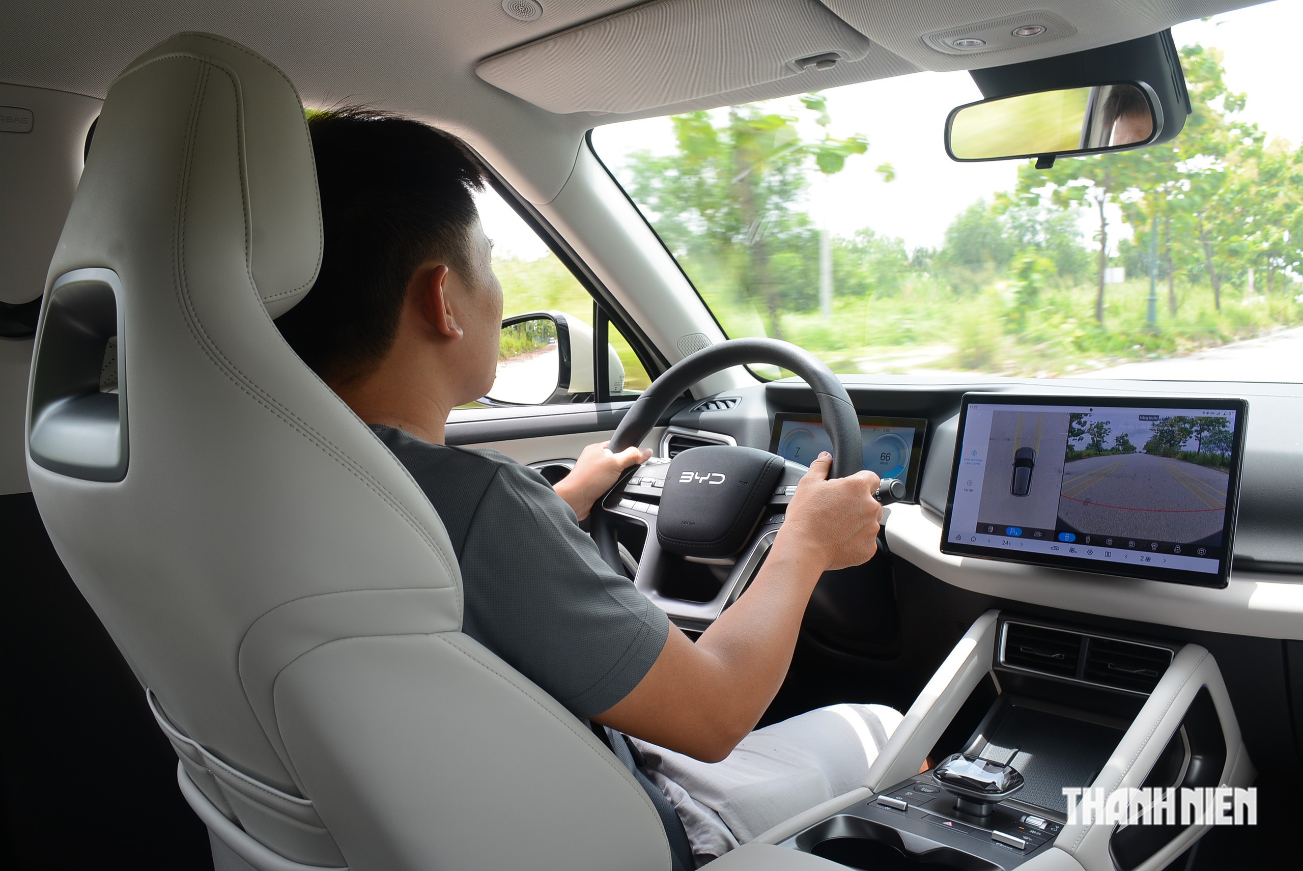 L&aacute;i &ocirc; t&ocirc; đổ đ&egrave;o, xuống dốc: Xe điện c&oacute; an to&agrave;n hơn xe xăng? - Ảnh 4.
