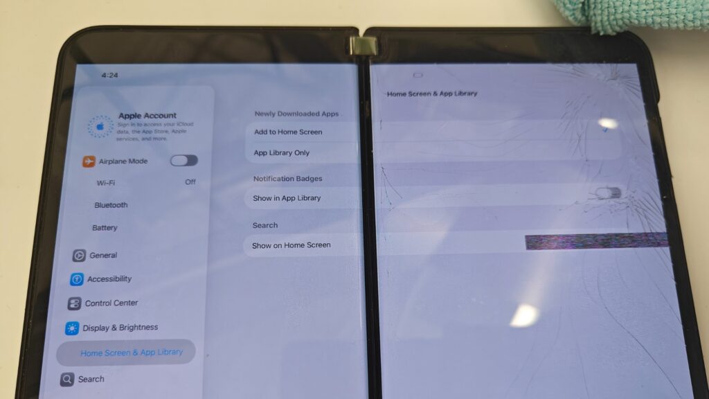 بشكل غير متوقع، يعمل جهاز Surface Duo بنظام iOS 26، ليصبح فجأة 