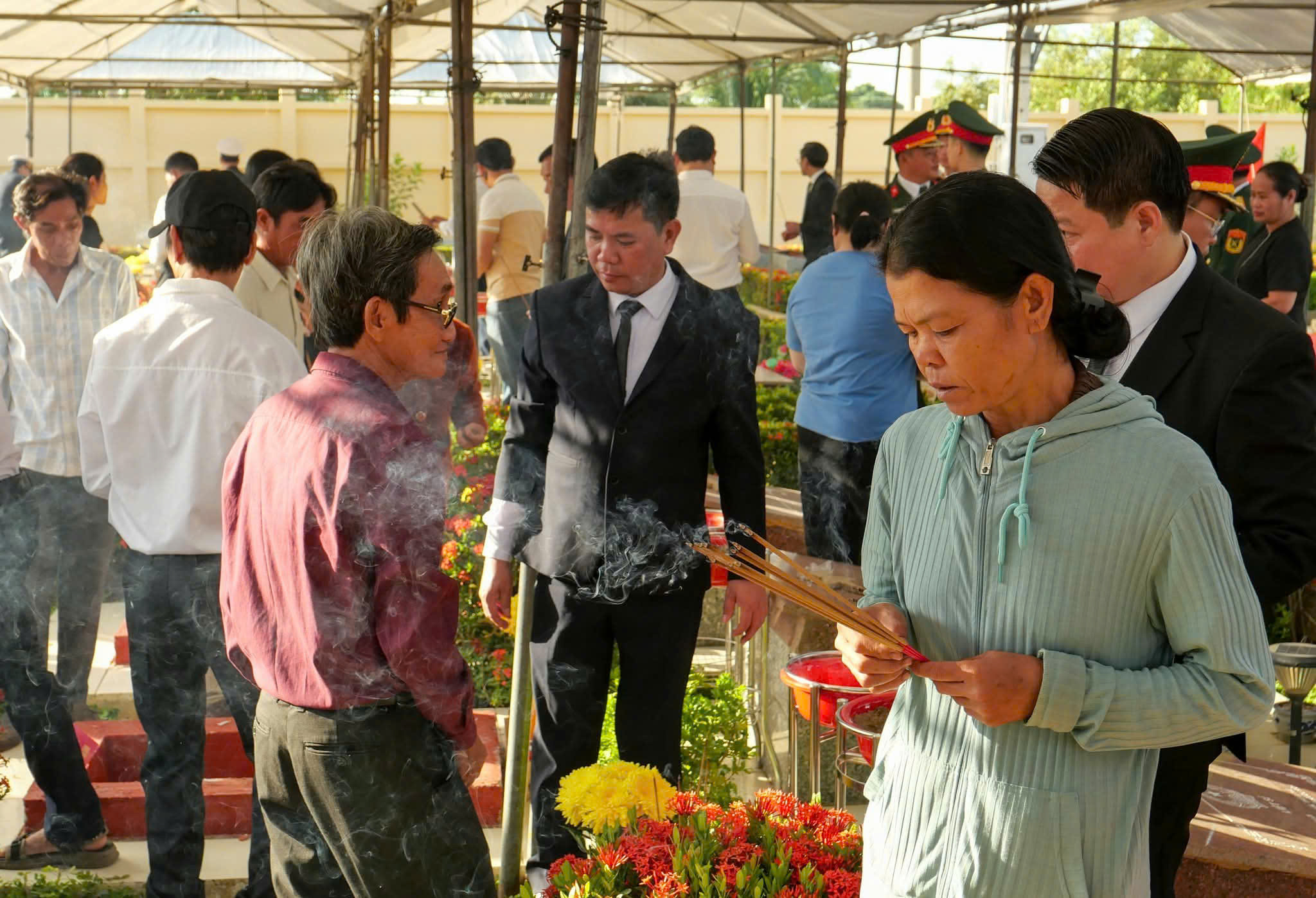 Khánh Hòa an táng 25 hài cốt liệt sĩ tại Nghĩa trang liệt sĩ Ninh Thuận - Ảnh 3.