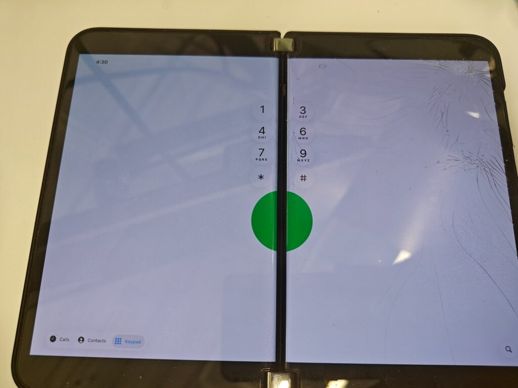 بشكل غير متوقع، يعمل جهاز Surface Duo بنظام iOS 26، ليصبح فجأة 